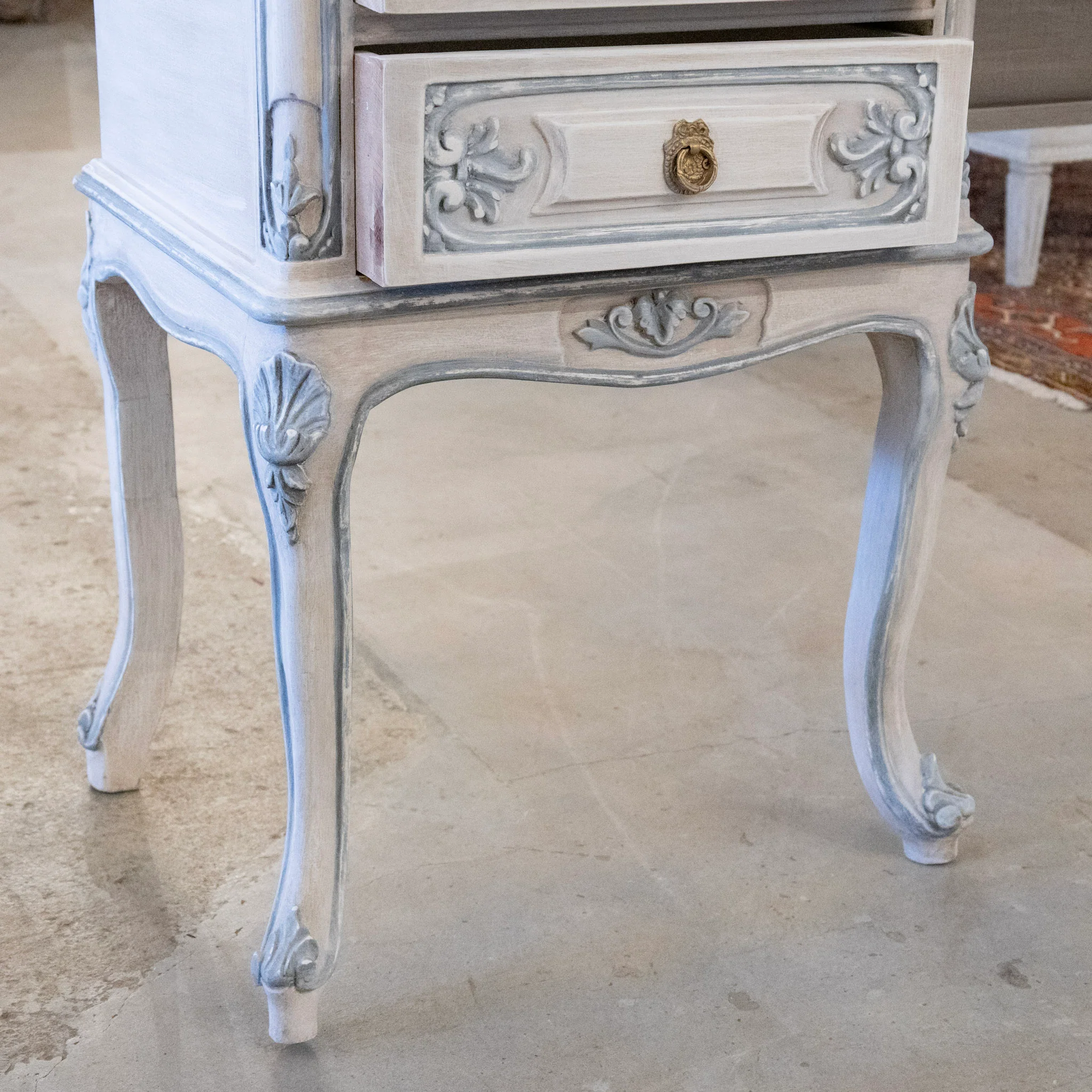 Louis XV White Vanity with Blue Trim – Carved Apron & Small Brass Pulls - Image 7