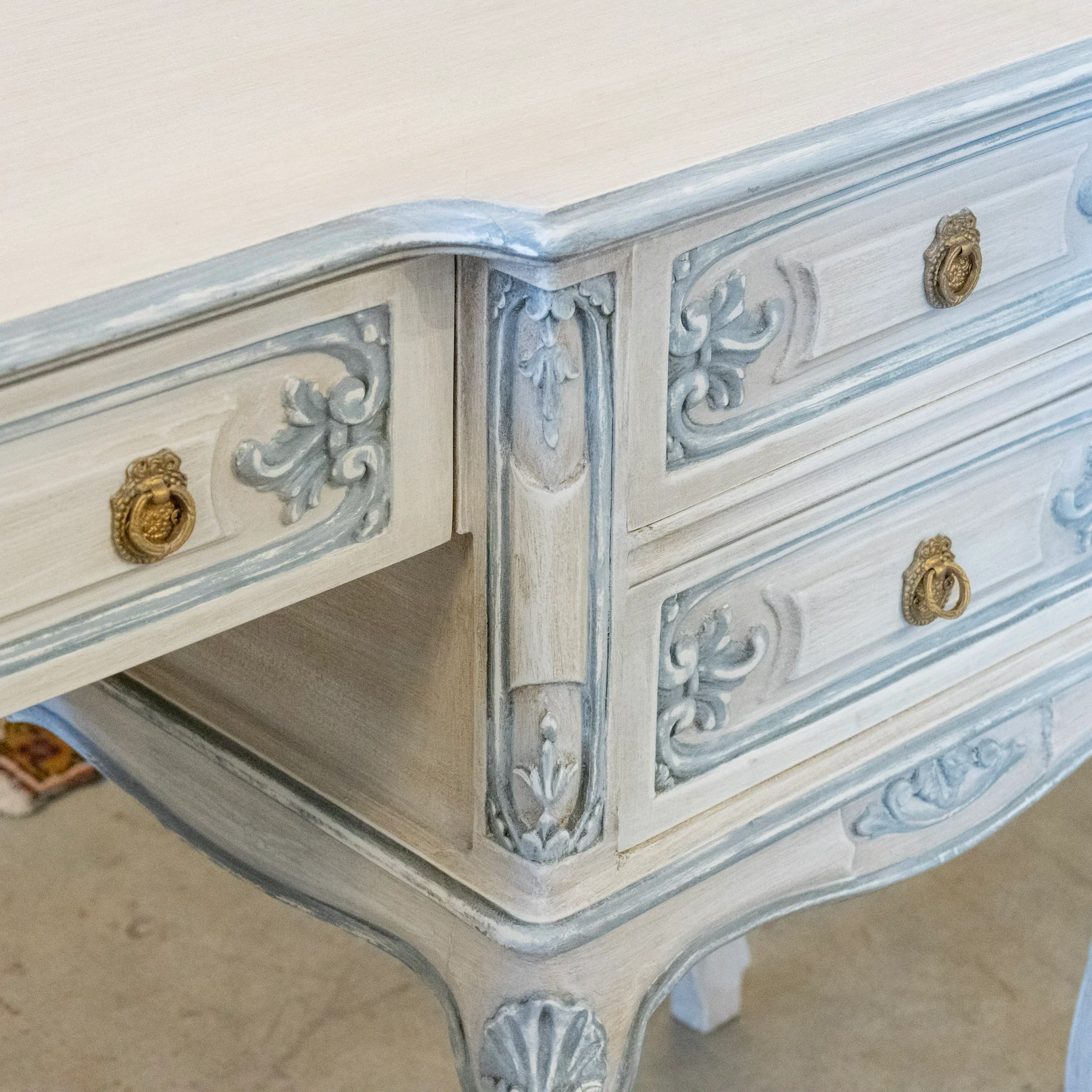 Louis XV White Vanity with Blue Trim – Carved Apron & Small Brass Pulls - Image 9