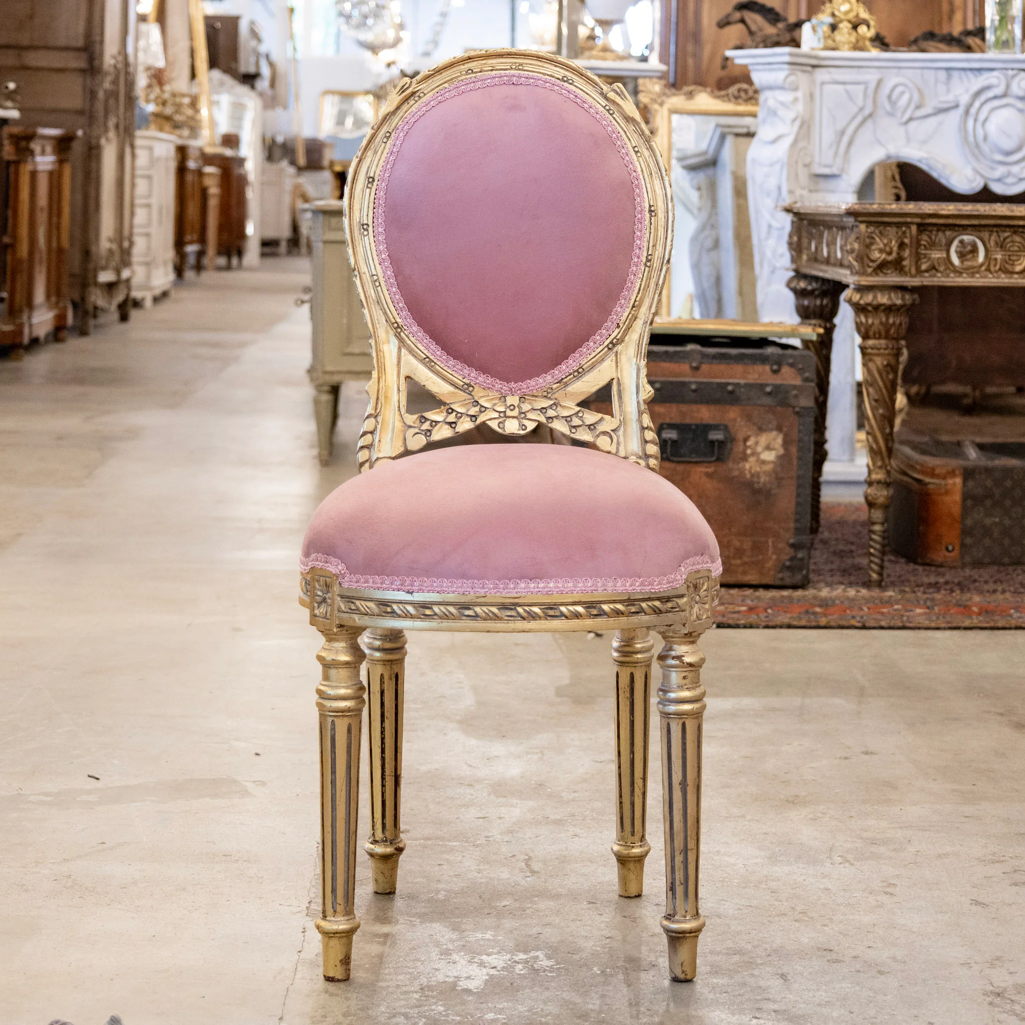 Louis XVI Accent Chair – Gilded Carvings & Pink Velvet
