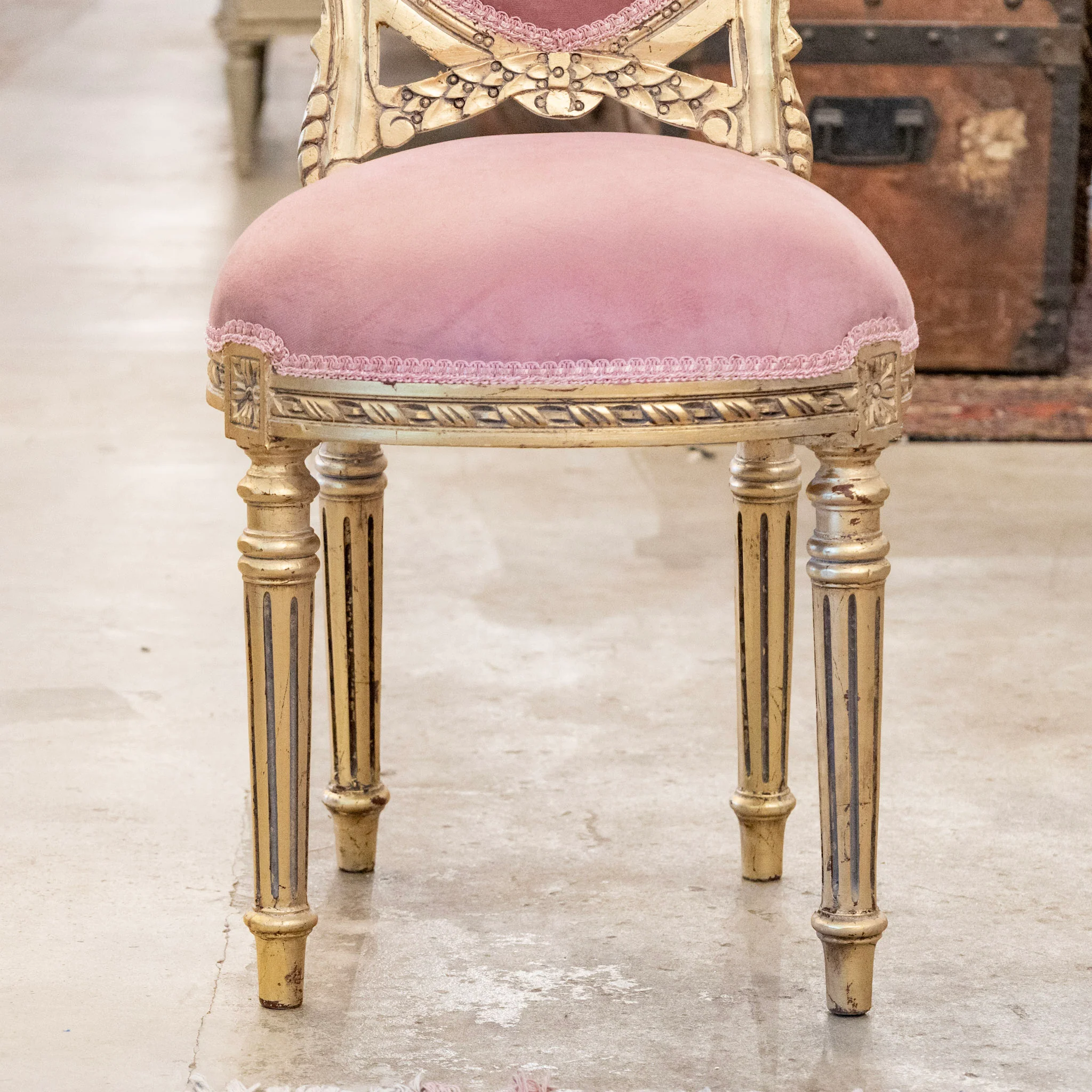 Louis XVI Accent Chair – Gilded Carvings & Pink Velvet - Image 3