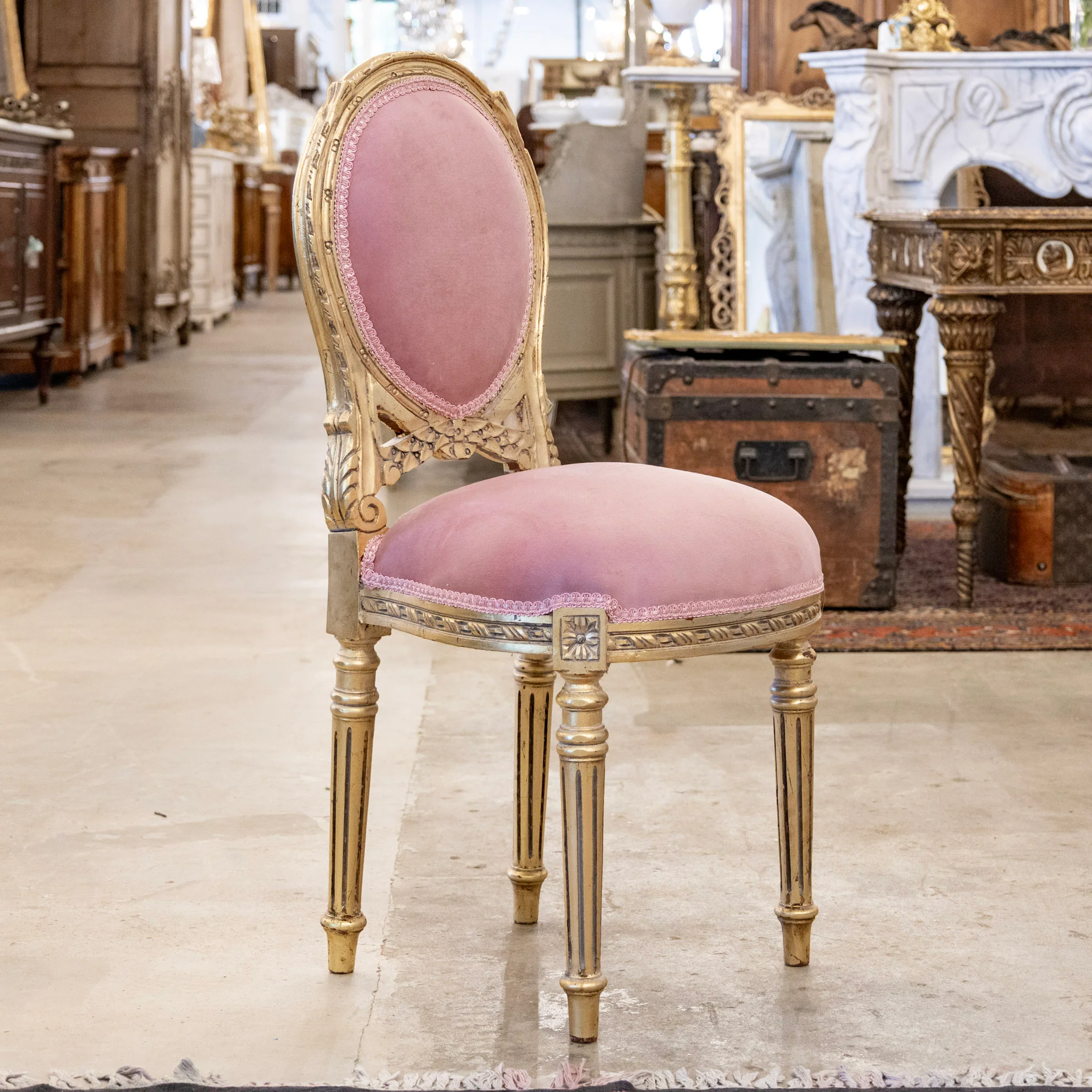 Louis XVI Accent Chair – Gilded Carvings & Pink Velvet - Image 4