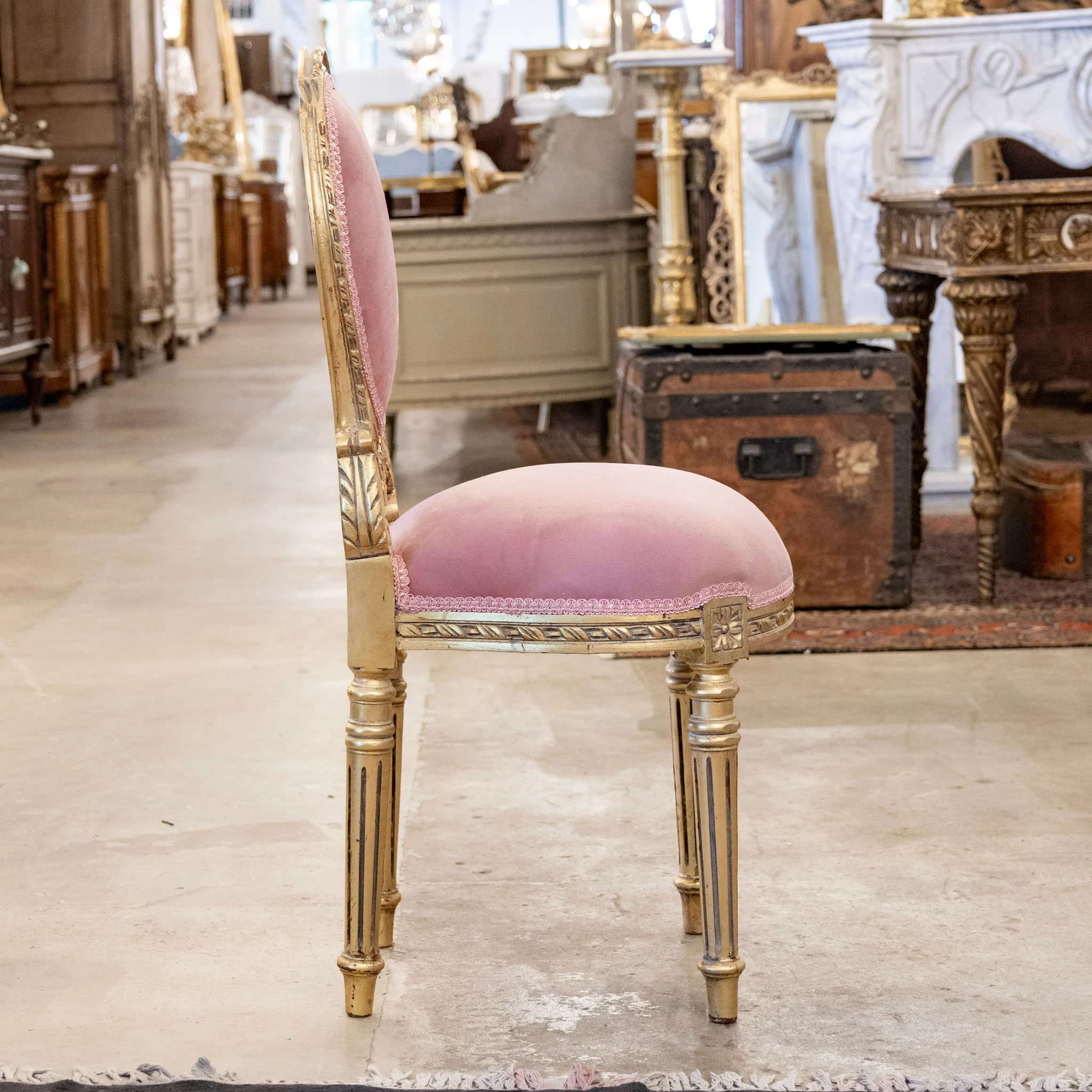 Louis XVI Accent Chair – Gilded Carvings & Pink Velvet - Image 5