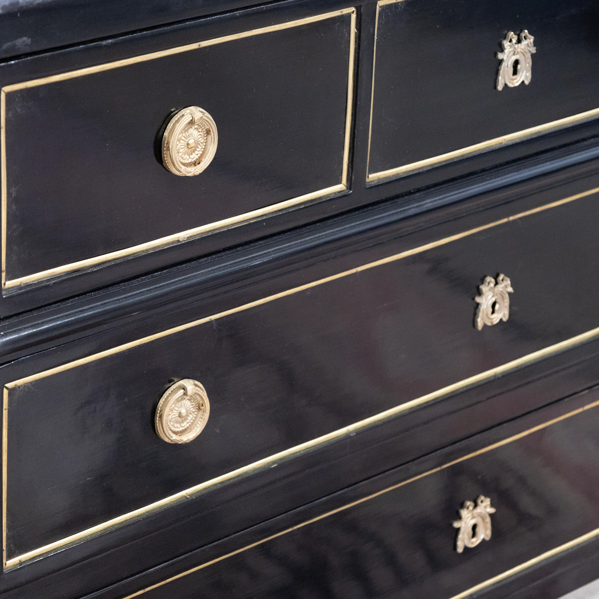 Louis XVI Burl Wood Black Lacquer Chest – Gold Inlay & Brass Pulls with Black Marble Top - Image 7