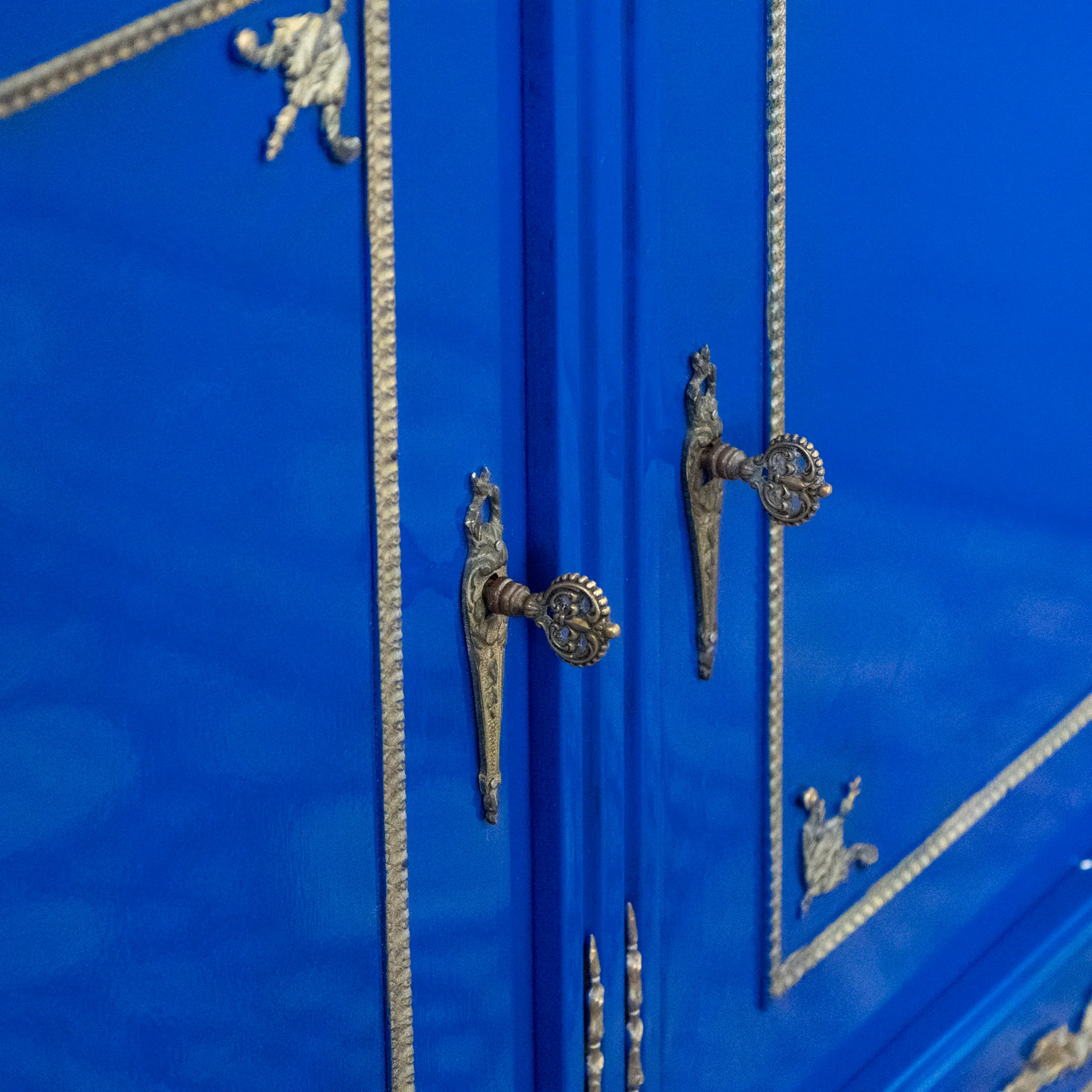Louis XVI Blue Lacquer Demilune Sideboard - White Marble Top & Brass Trim - Image 12