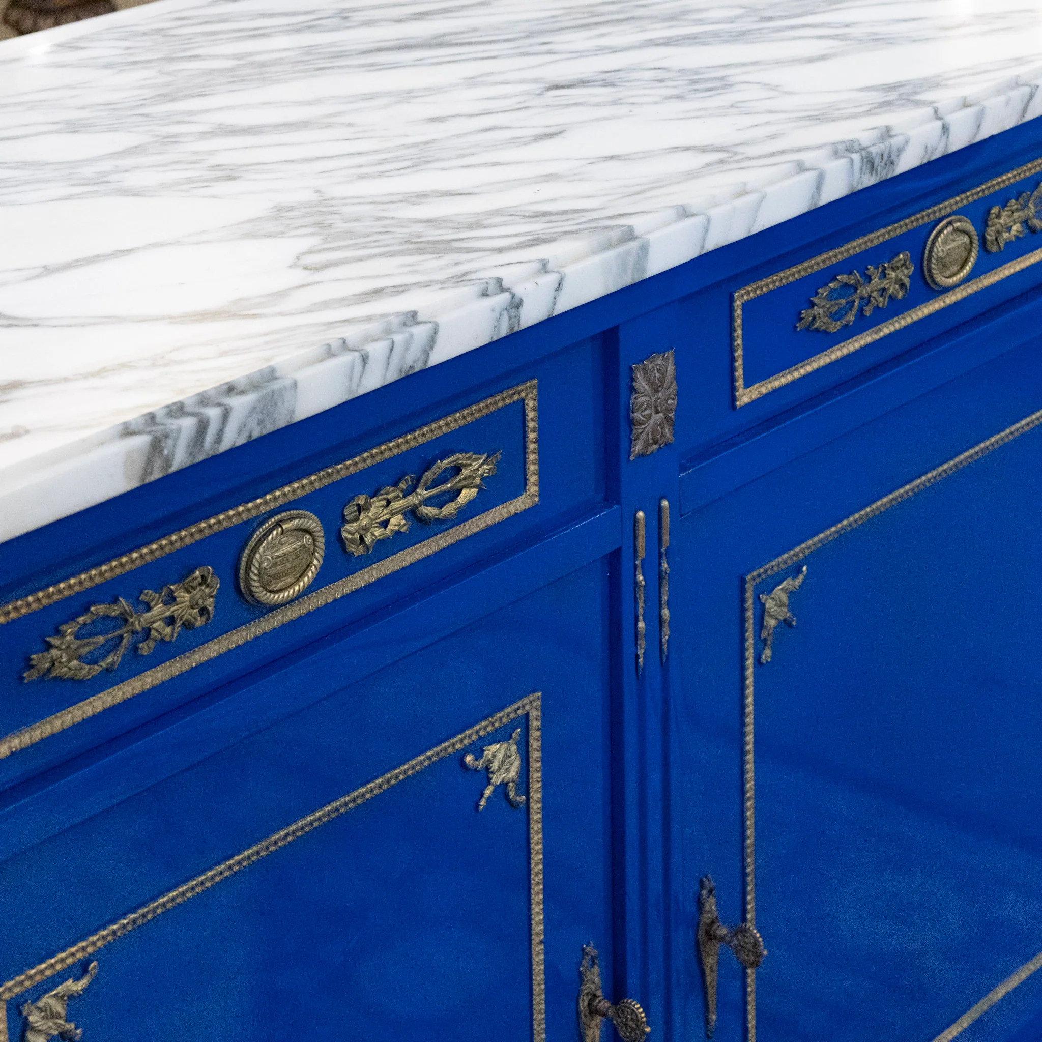 Louis XVI Blue Lacquer Demilune Sideboard - White Marble Top & Brass Trim - Image 8