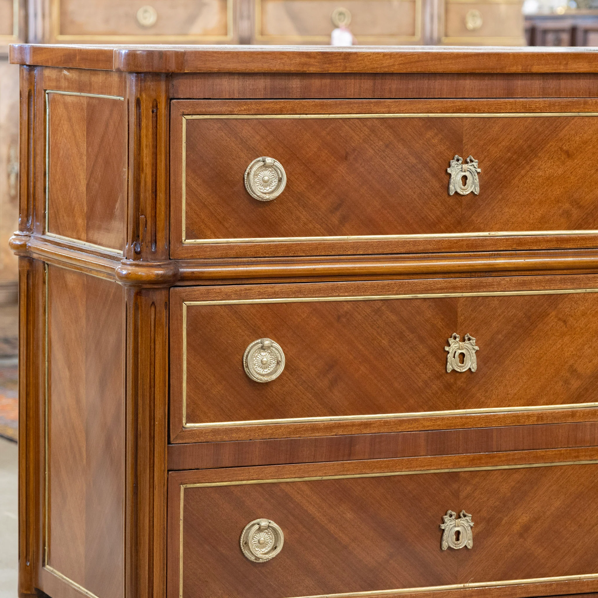Louis XVI Burl Wood 3-Drawer Nightstand – Rounded Corners and Gold Inlay - Image 4