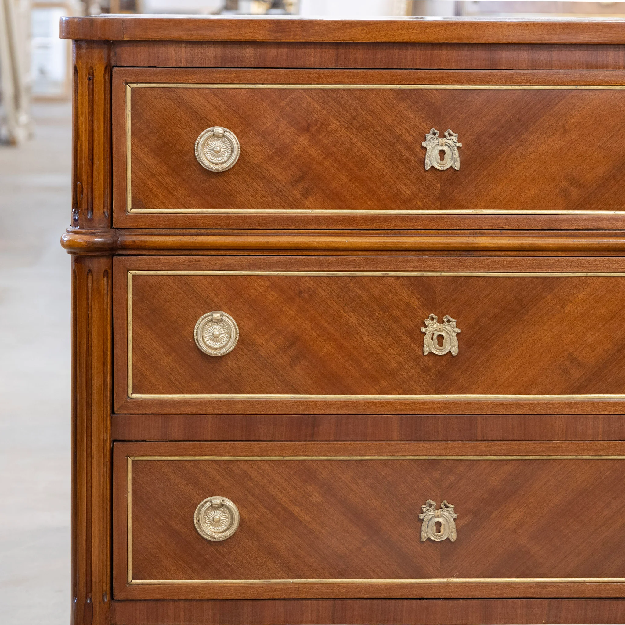 Louis XVI Burl Wood 3-Drawer Nightstand – Rounded Corners and Gold Inlay - Image 5
