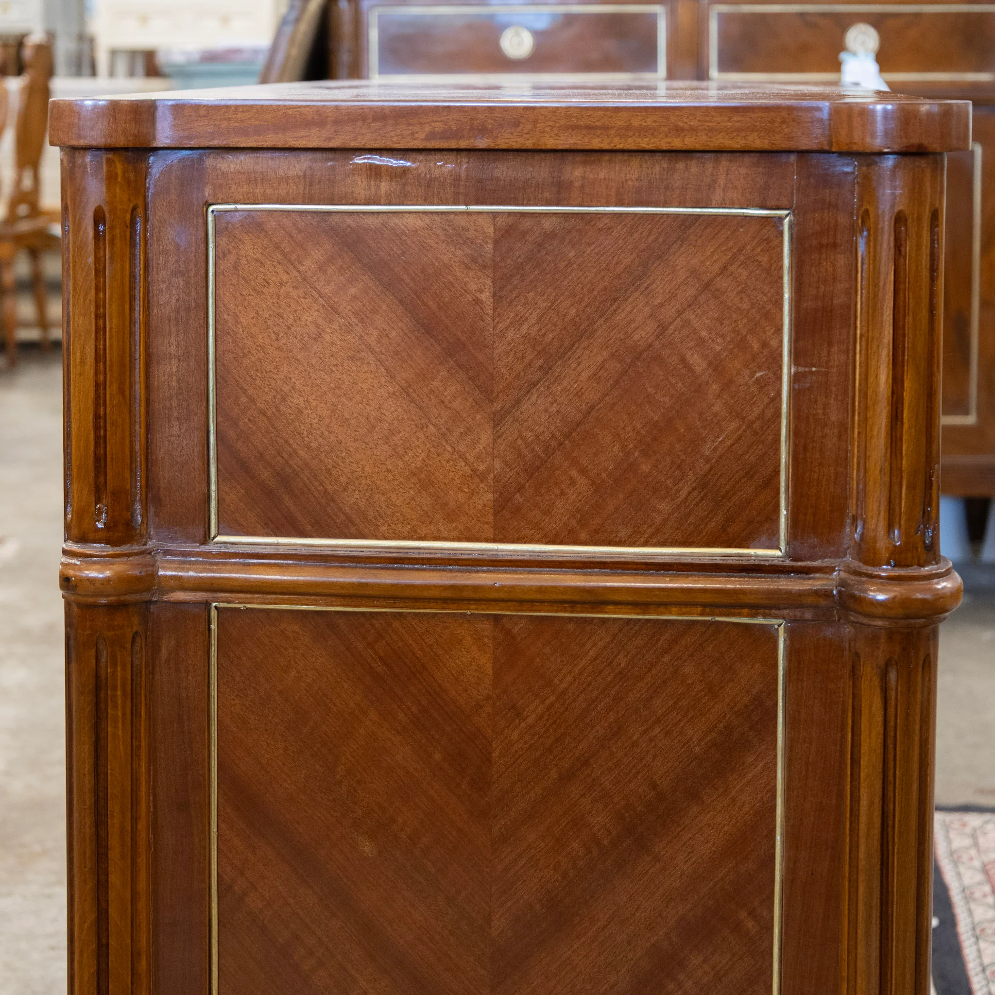Louis XVI Burl Wood 3-Drawer Nightstand – Rounded Corners and Gold Inlay - Image 8