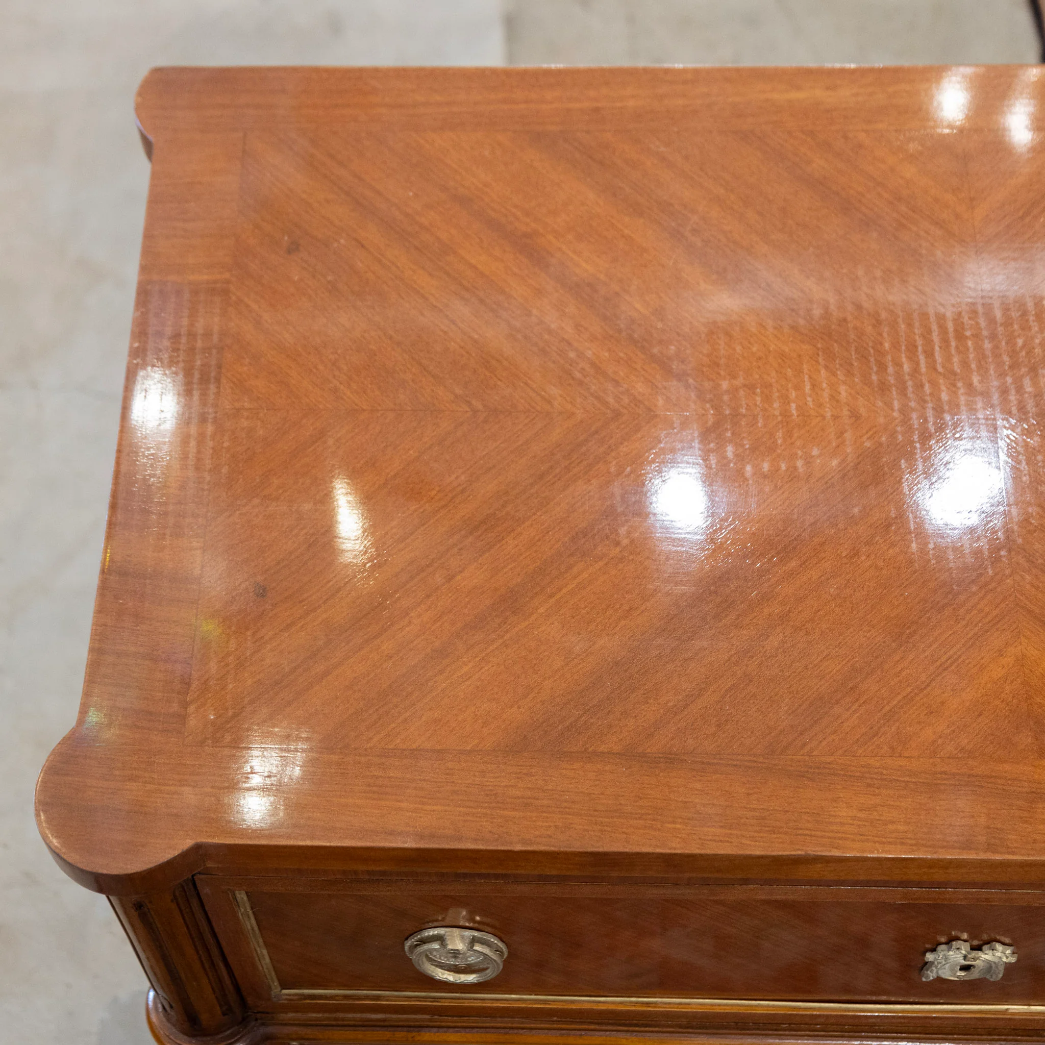 Louis XVI Burl Wood 3-Drawer Nightstand – Rounded Corners and Gold Inlay - Image 9