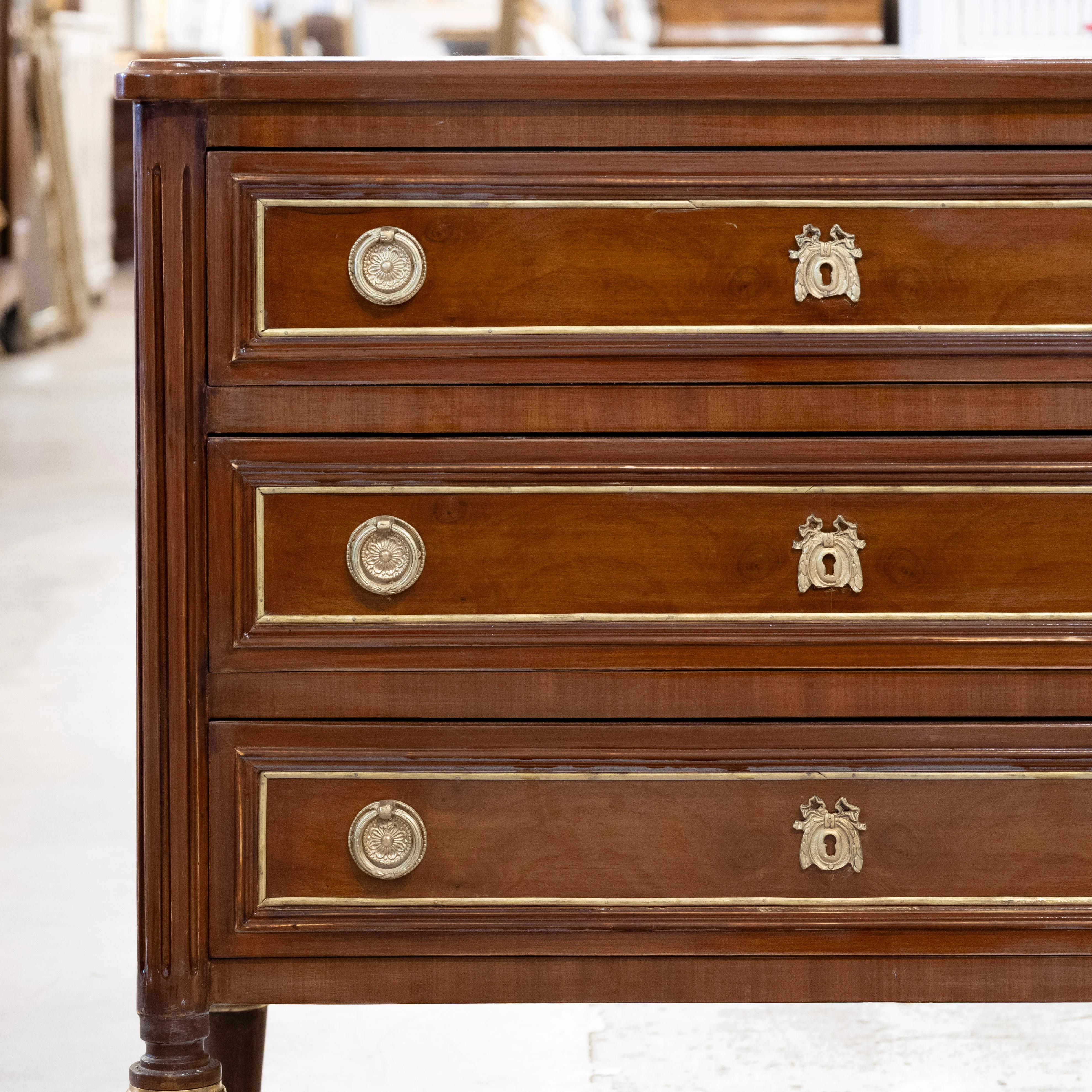 Louis XVI Burl Wood Chest – Brass Inlay Trim & Bow Hardware - Image 4