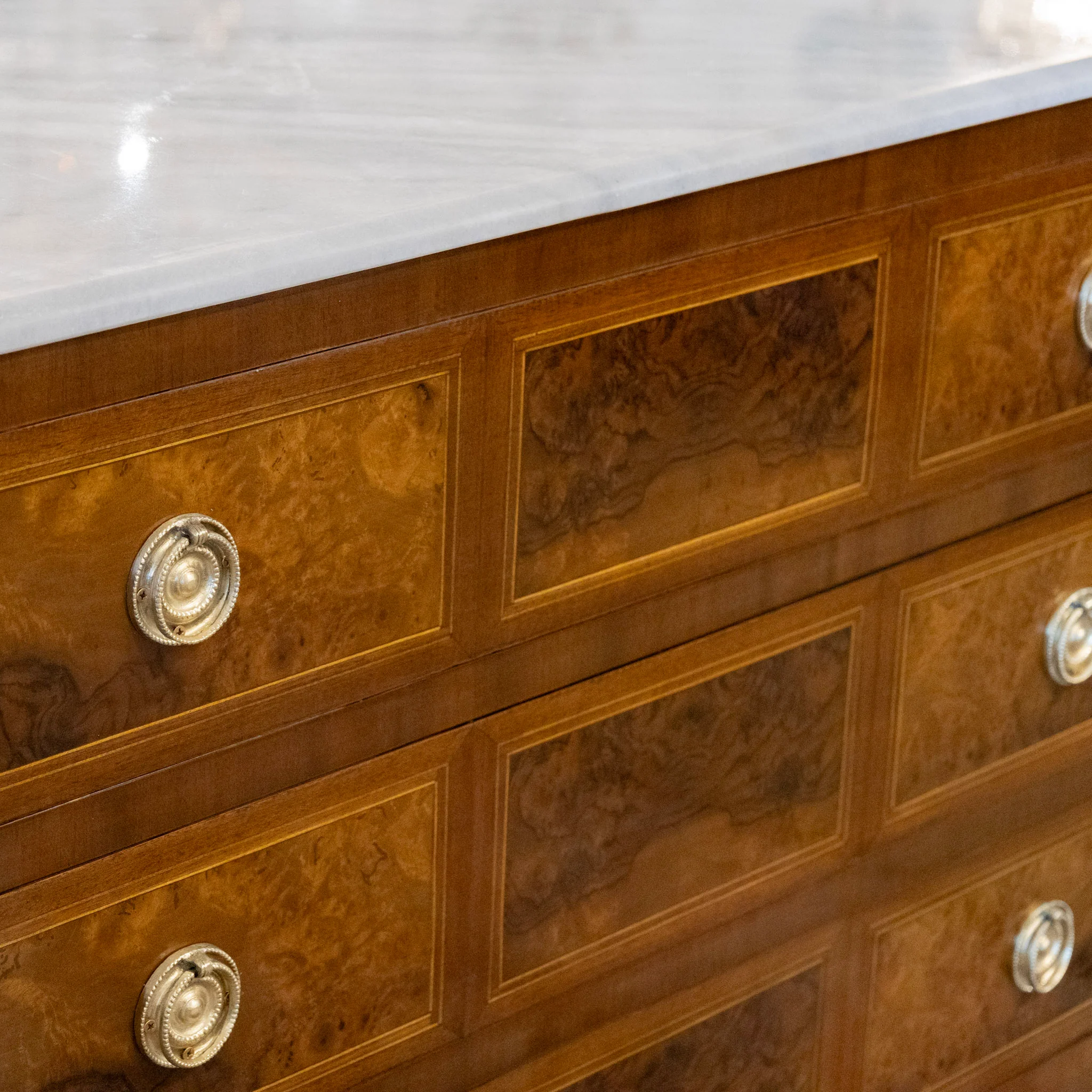 Louis XVI Burl Wood Chest – White Marble Top & Wood Inlay - Image 16
