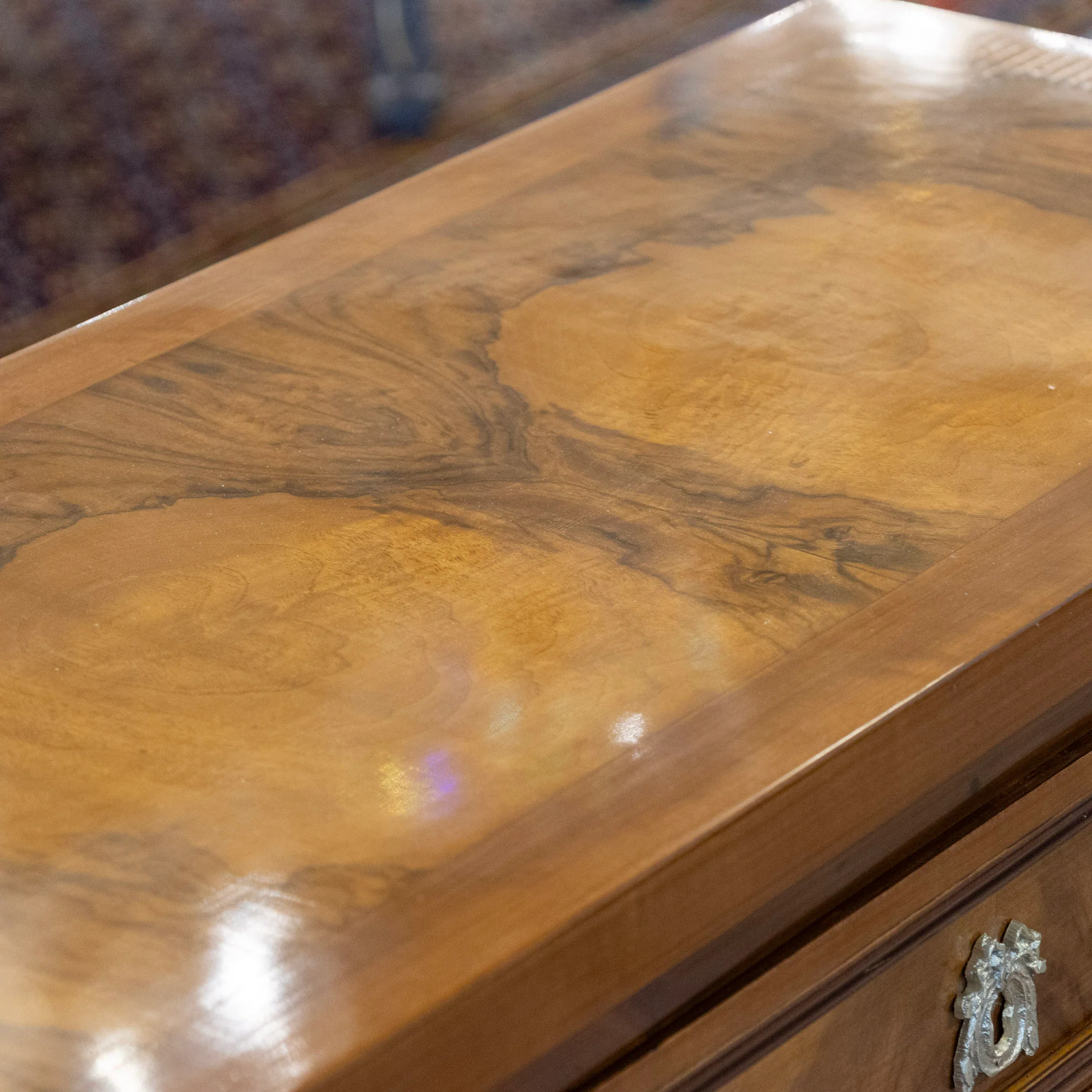 Louis XVI Burl Wood Chest with Ballerina Legs & Bow Hardware - Image 6