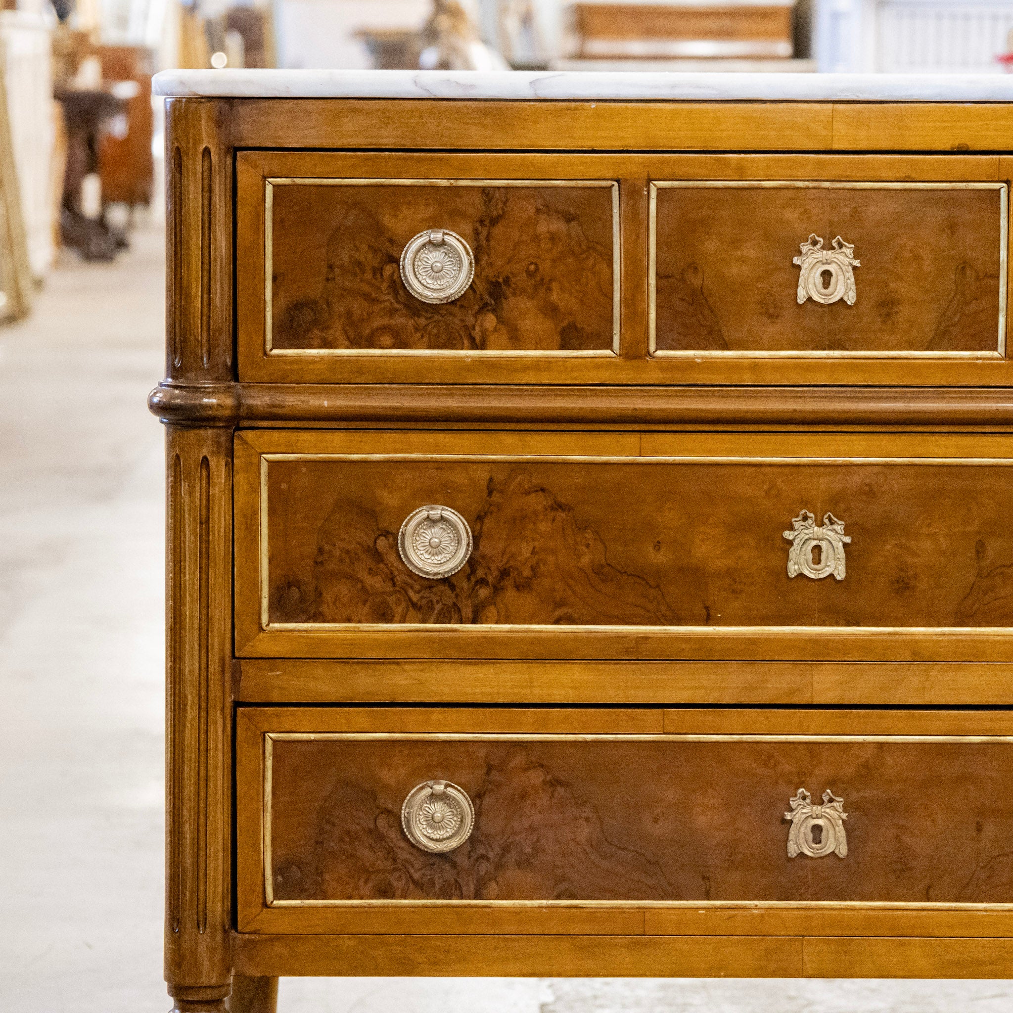 Louis XVI Burl Wood Chest with White Marble Top & Gold Inlay - Image 4