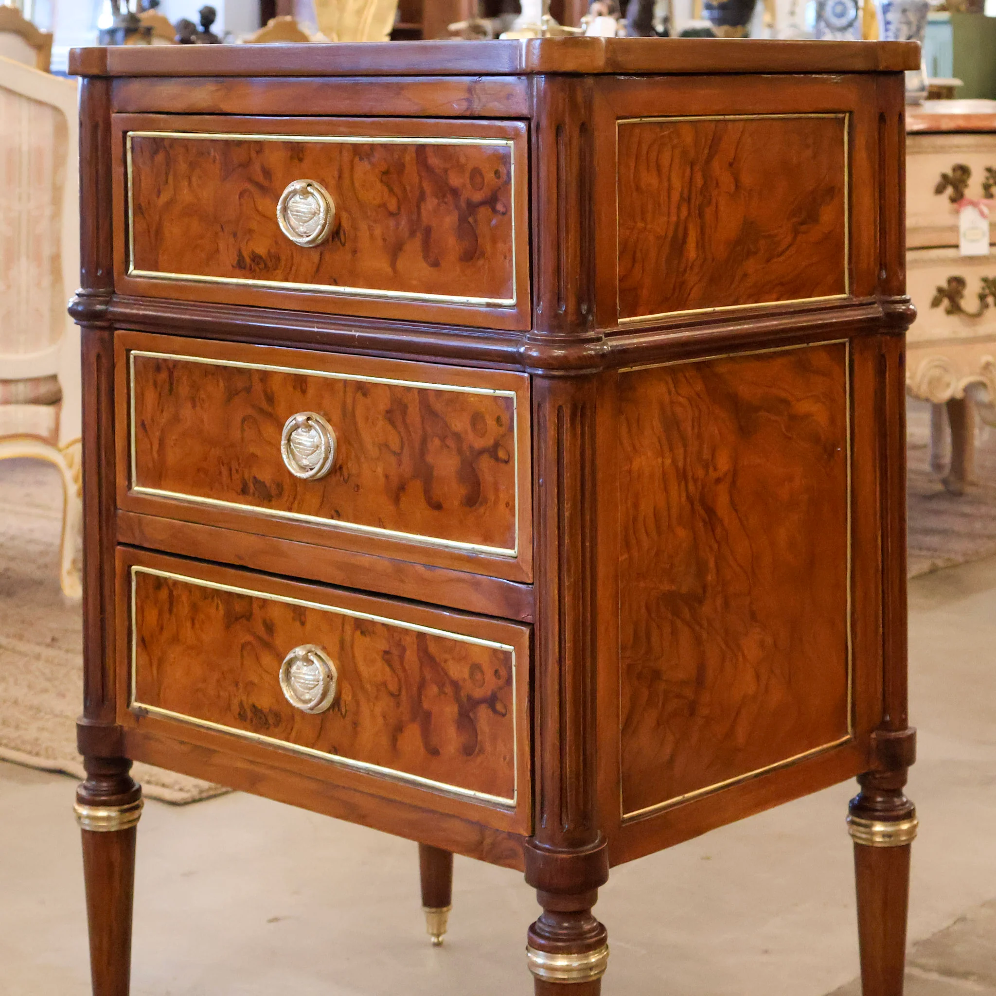 Louis XVI Burl Wood Nightstand – Gilded Trim & Fluted Legs - Image 4