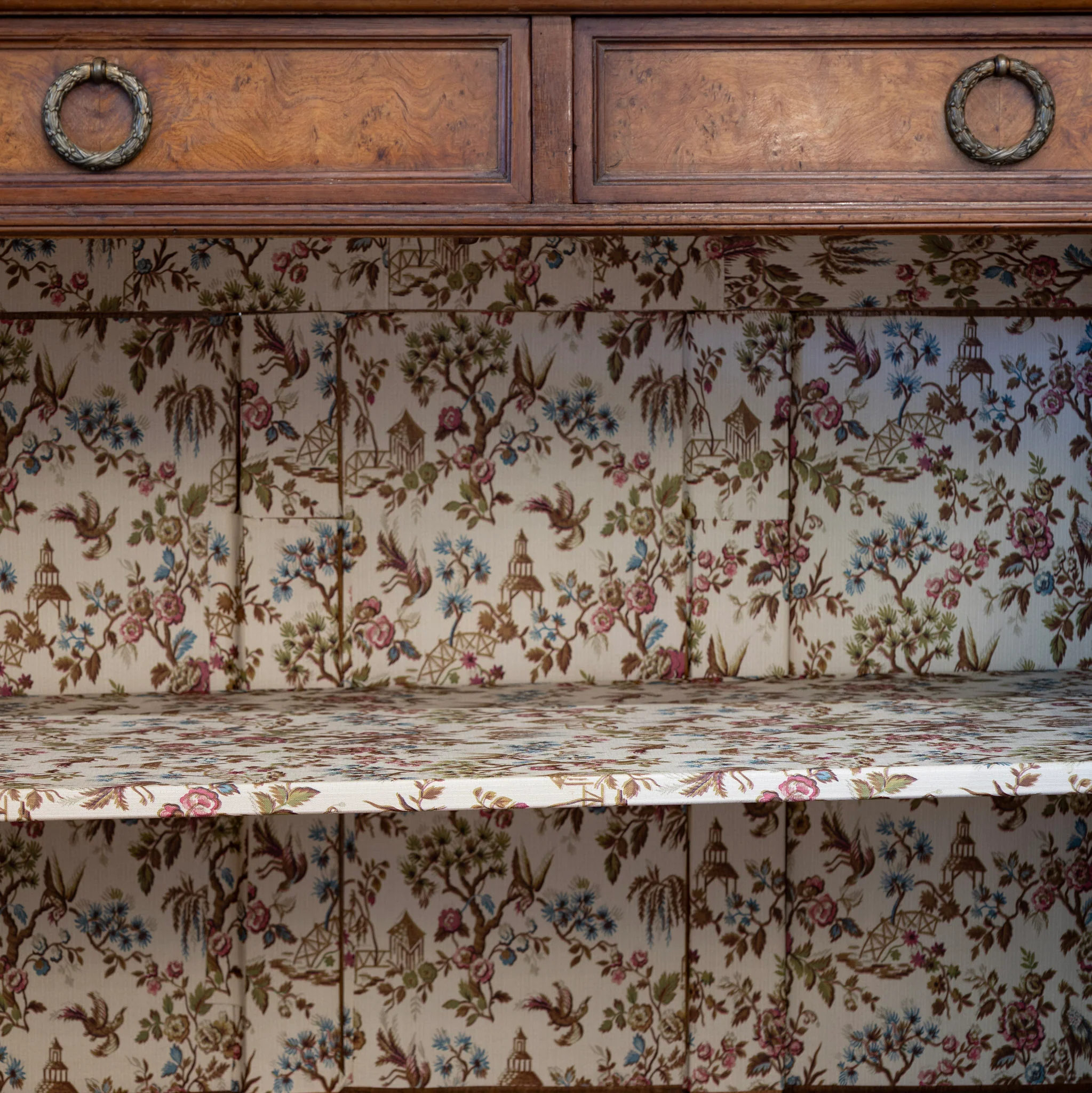 Louis XVI Burl Wood Sideboard –  Floral Interior & White Marble Top - Image 5