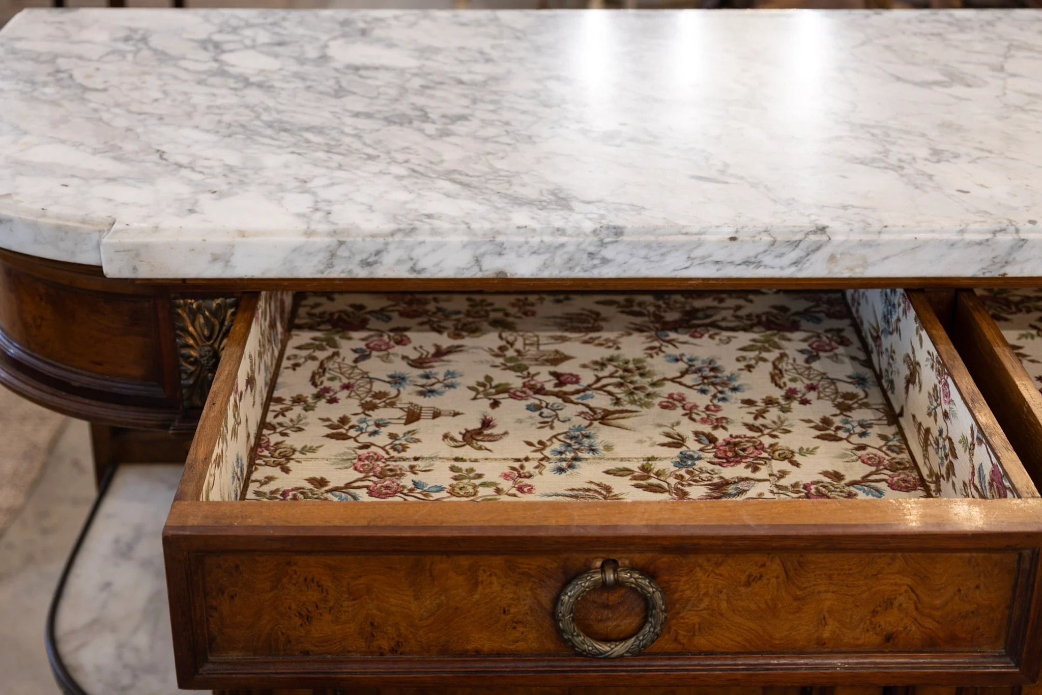 Louis XVI Burl Wood Sideboard –  Floral Interior & White Marble Top - Image 8