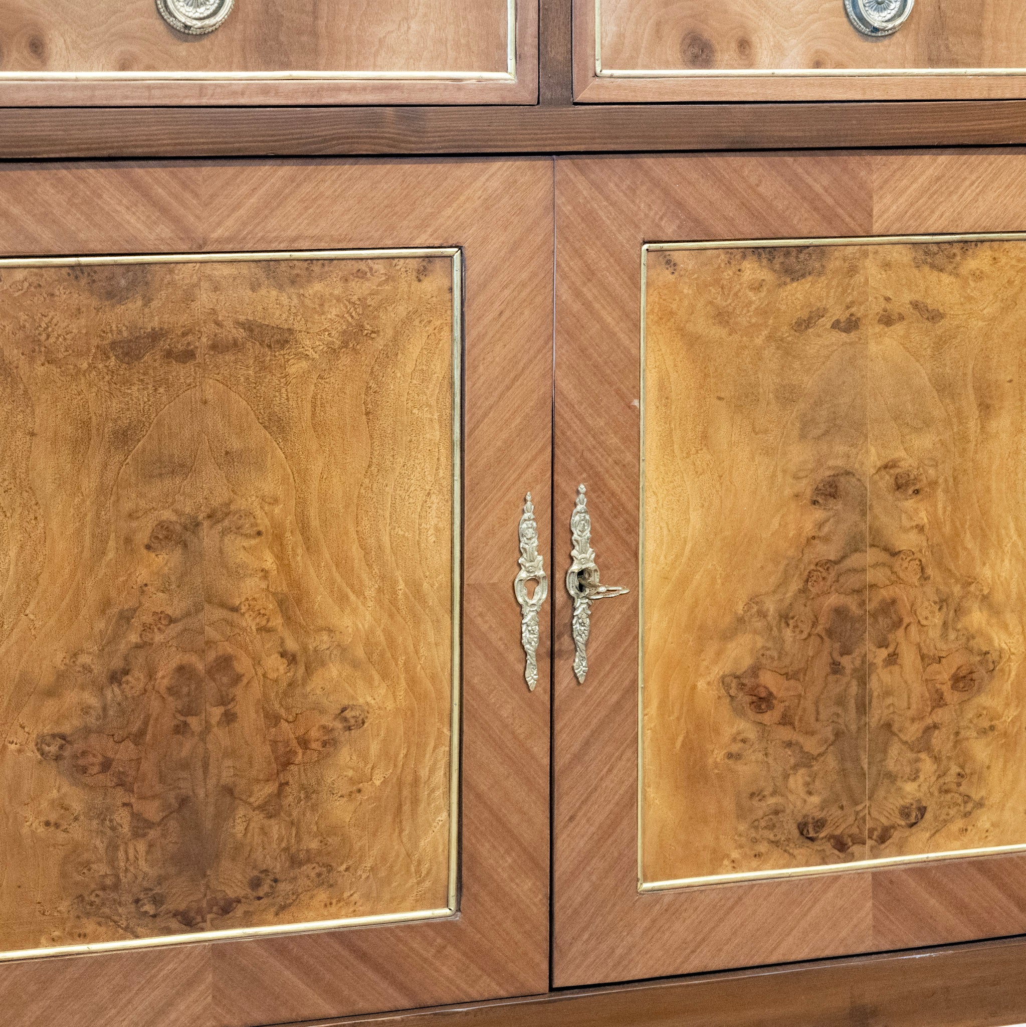 Louis XVI Burl Wood Sideboard with Gold Inlay & Brass Pulls - Image 5