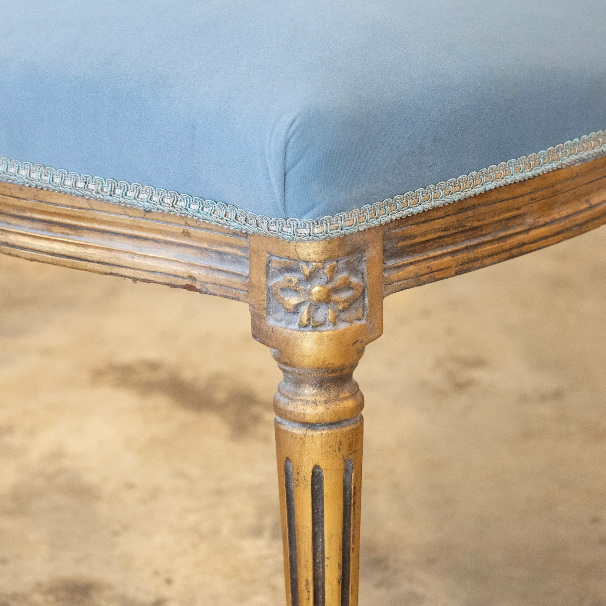Louis XVI Round Dining Chair – Light Blue Velvet & Gilded Frame - Image 7