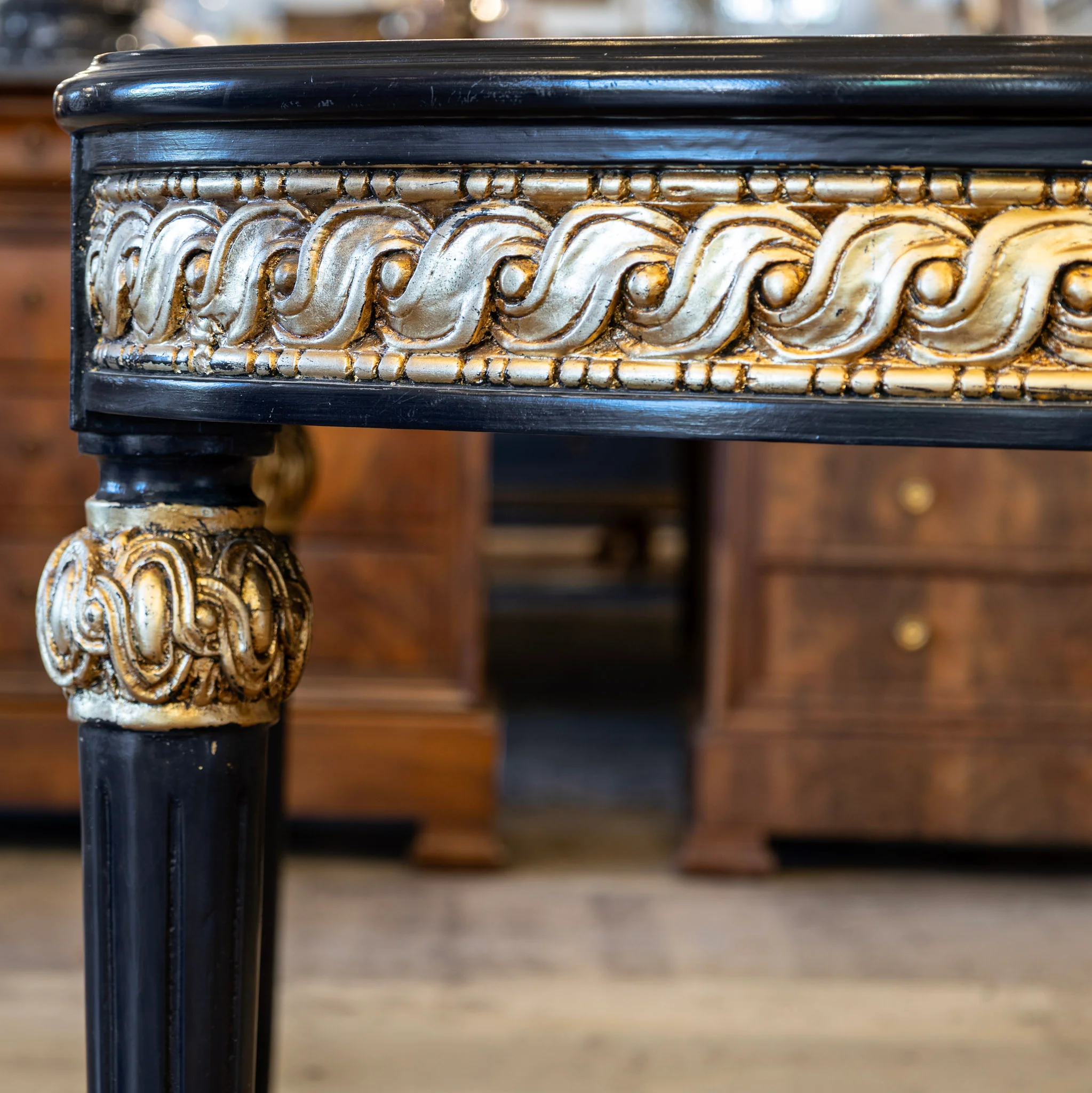 Louis XVI Dining Table – Black Lacquer with Gold Carvings - Image 6