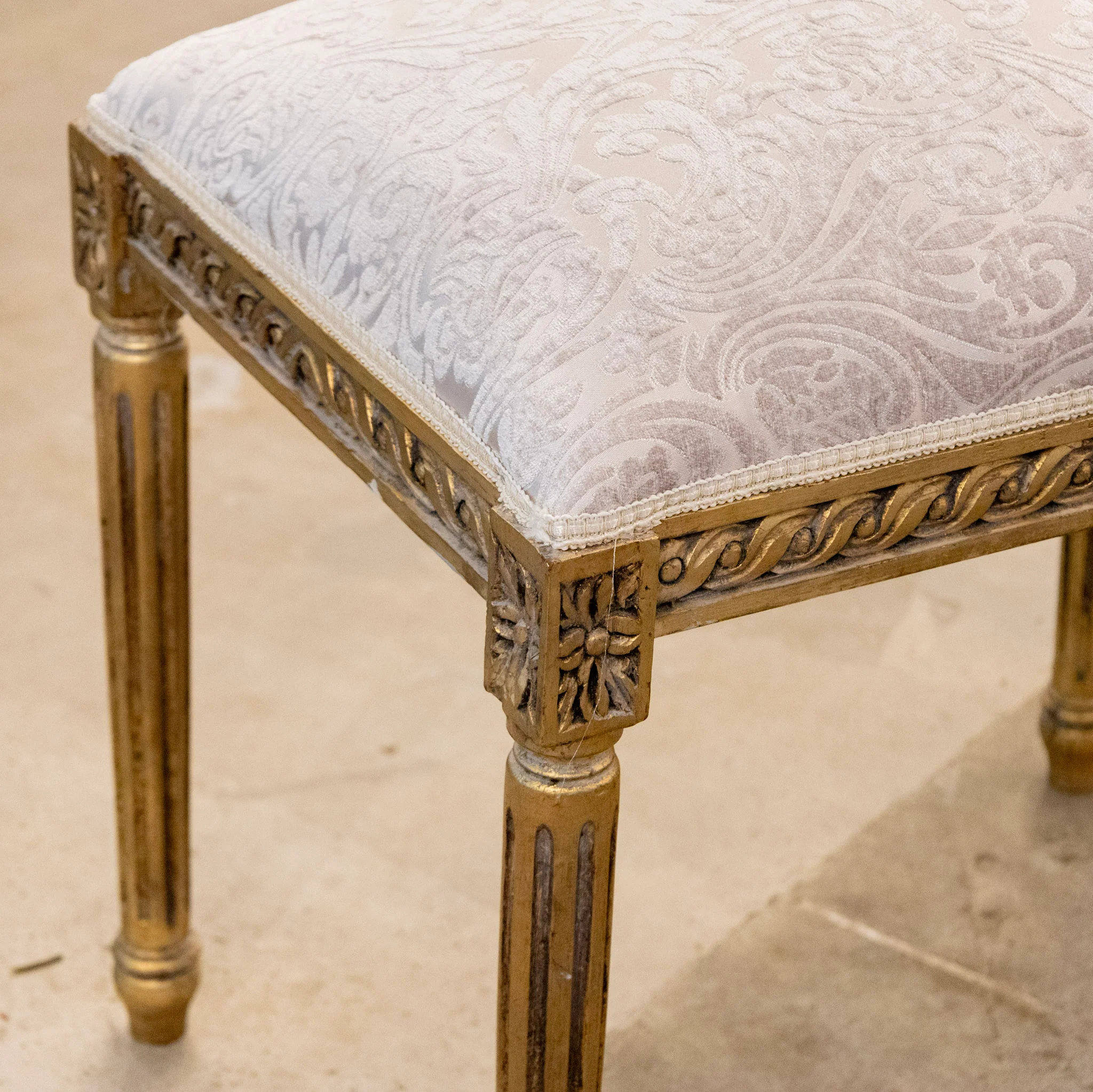 Louis XVI Gilded Bench – Gray Damask Velvet Upholstery - Image 4