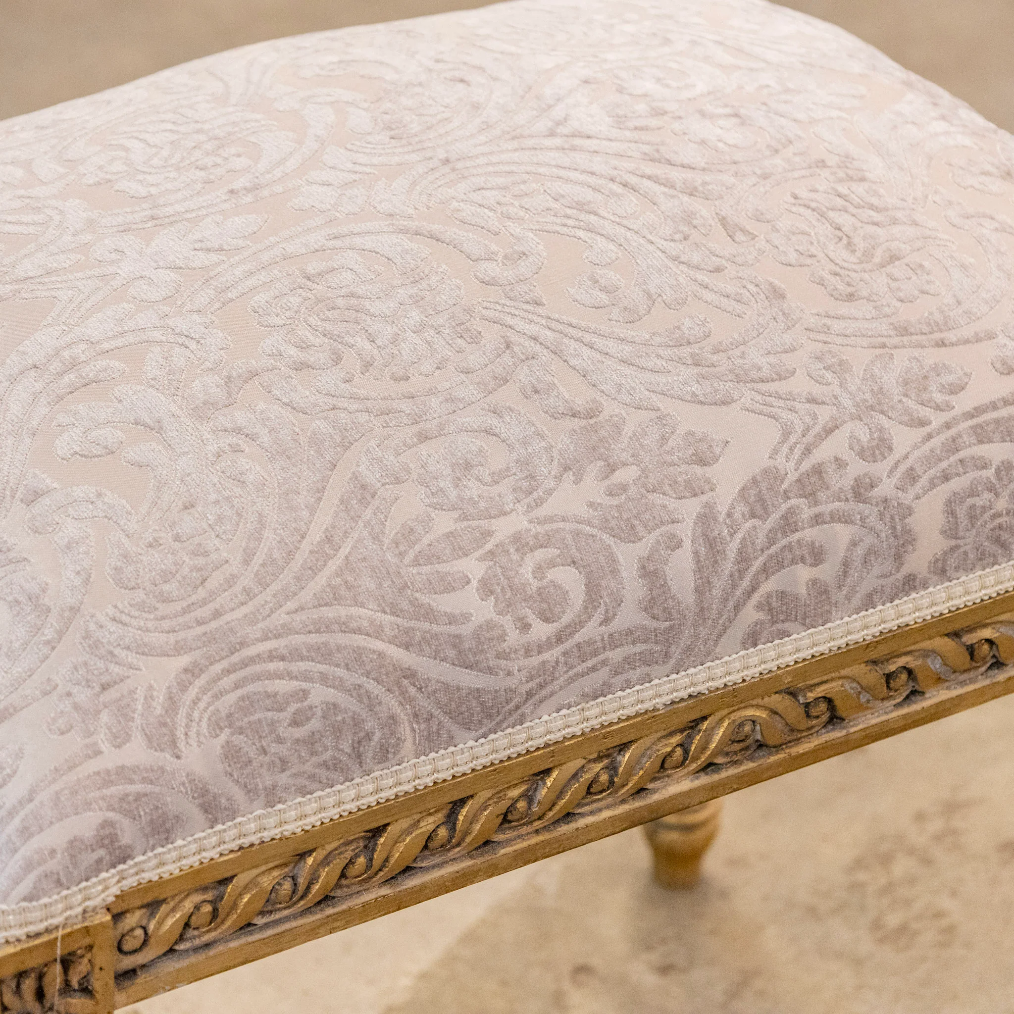 Louis XVI Gilded Bench – Gray Damask Velvet Upholstery - Image 5