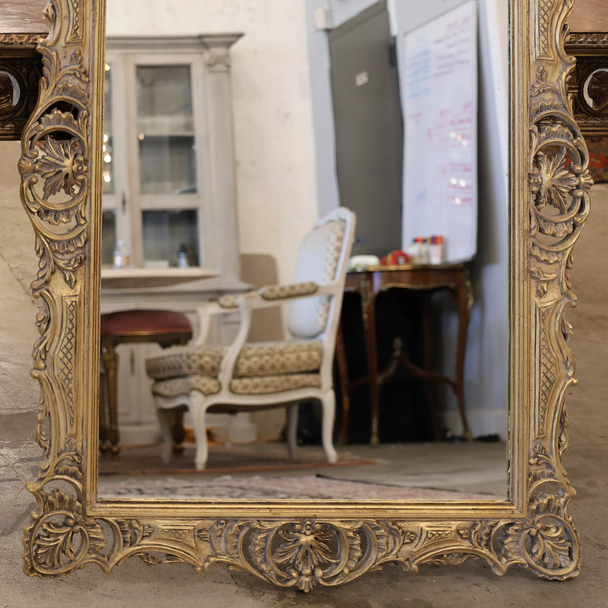 Louis XVI Gilded Frame Mirror – Ornate Leaf Frame with Lattice Pattern - Image 3