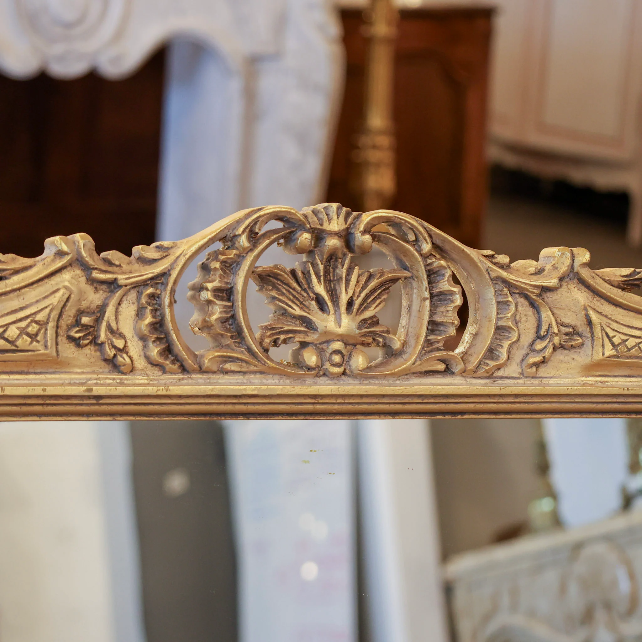 Louis XVI Gilded Frame Mirror – Ornate Leaf Frame with Lattice Pattern - Image 4