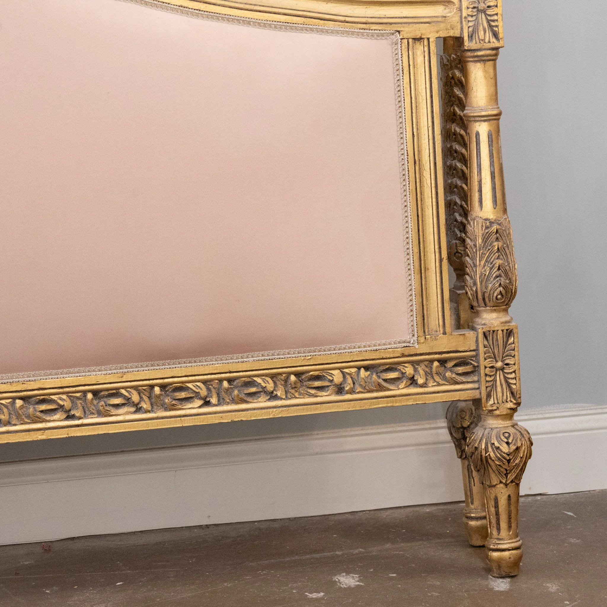 Louis XVI Gilded Queen Bed Set With Carved Heart Trim – Pink Velvet Upholstery - Image 4