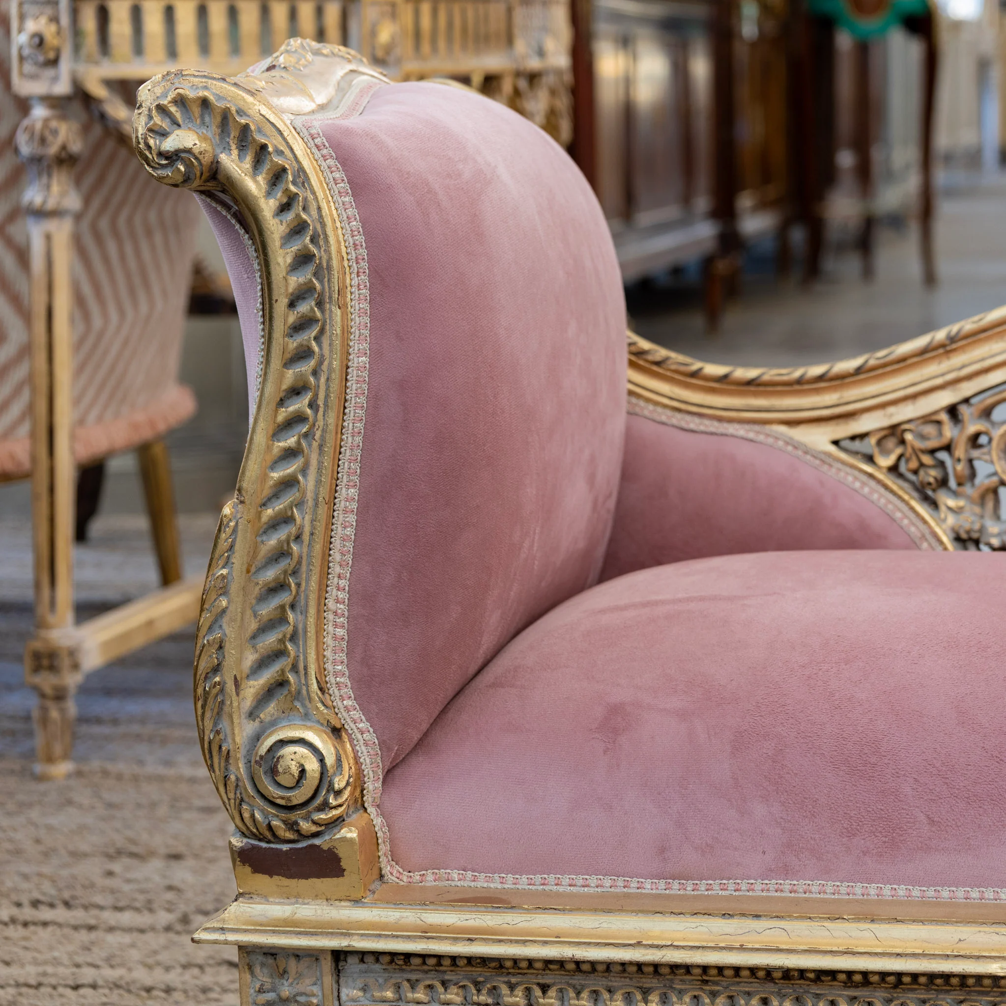 Louis XVI Gilded Settee – Pink Velvet Upholstery & Carved Detail - Image 4