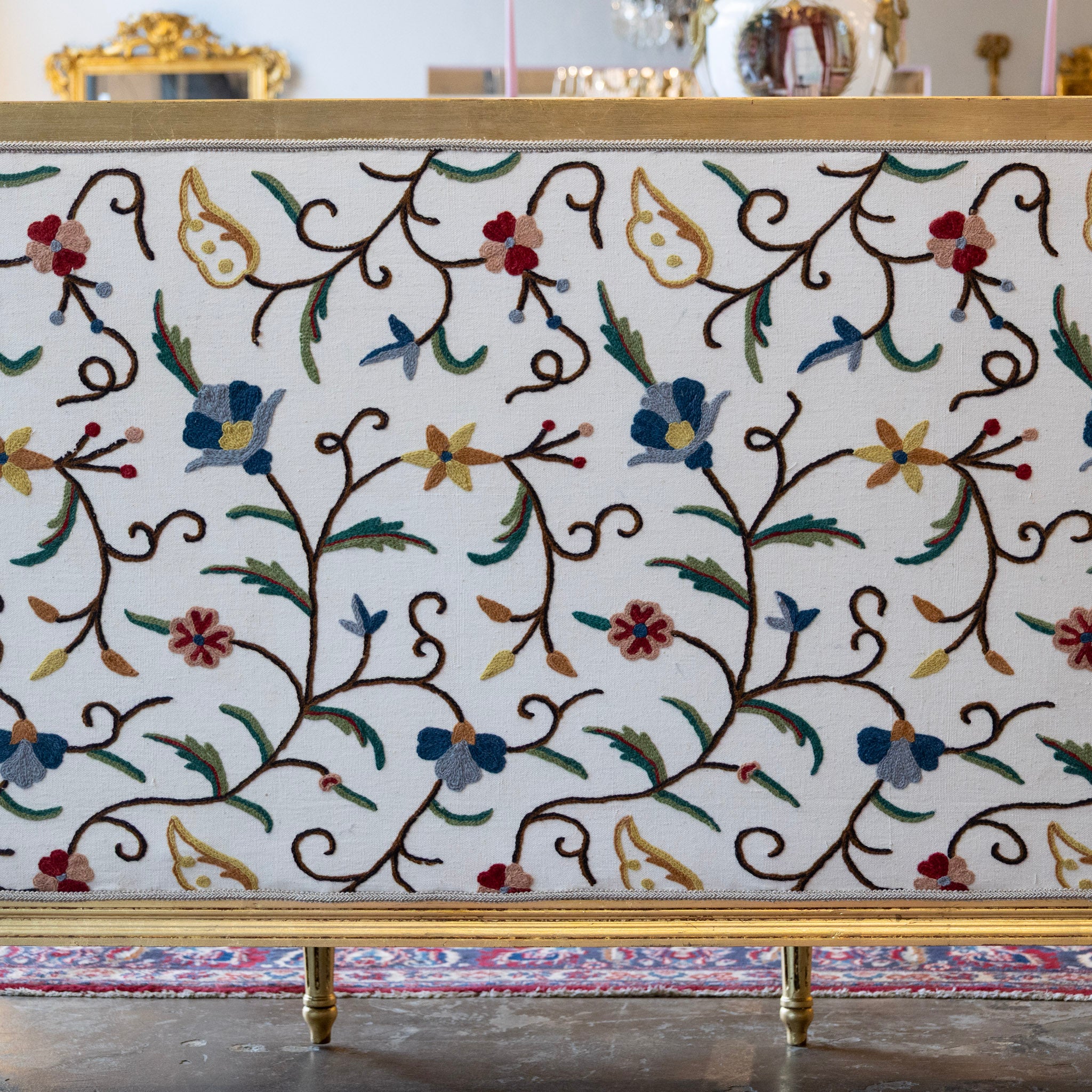 Louis XVI Gilded Settee – White Linen & Embroidered Floral Upholstery - Image 10