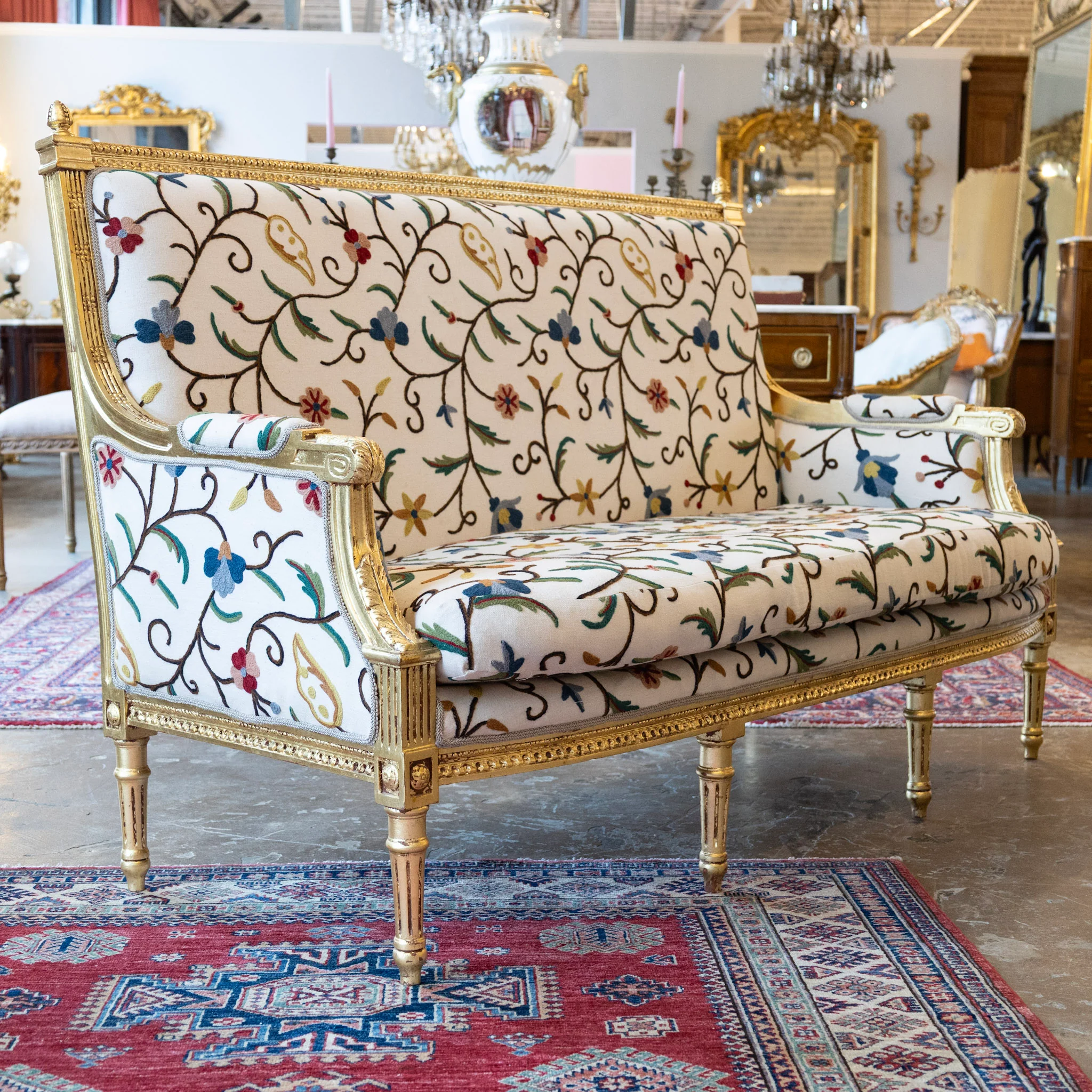 Louis XVI Gilded Settee – White Linen & Embroidered Floral Upholstery - Image 3