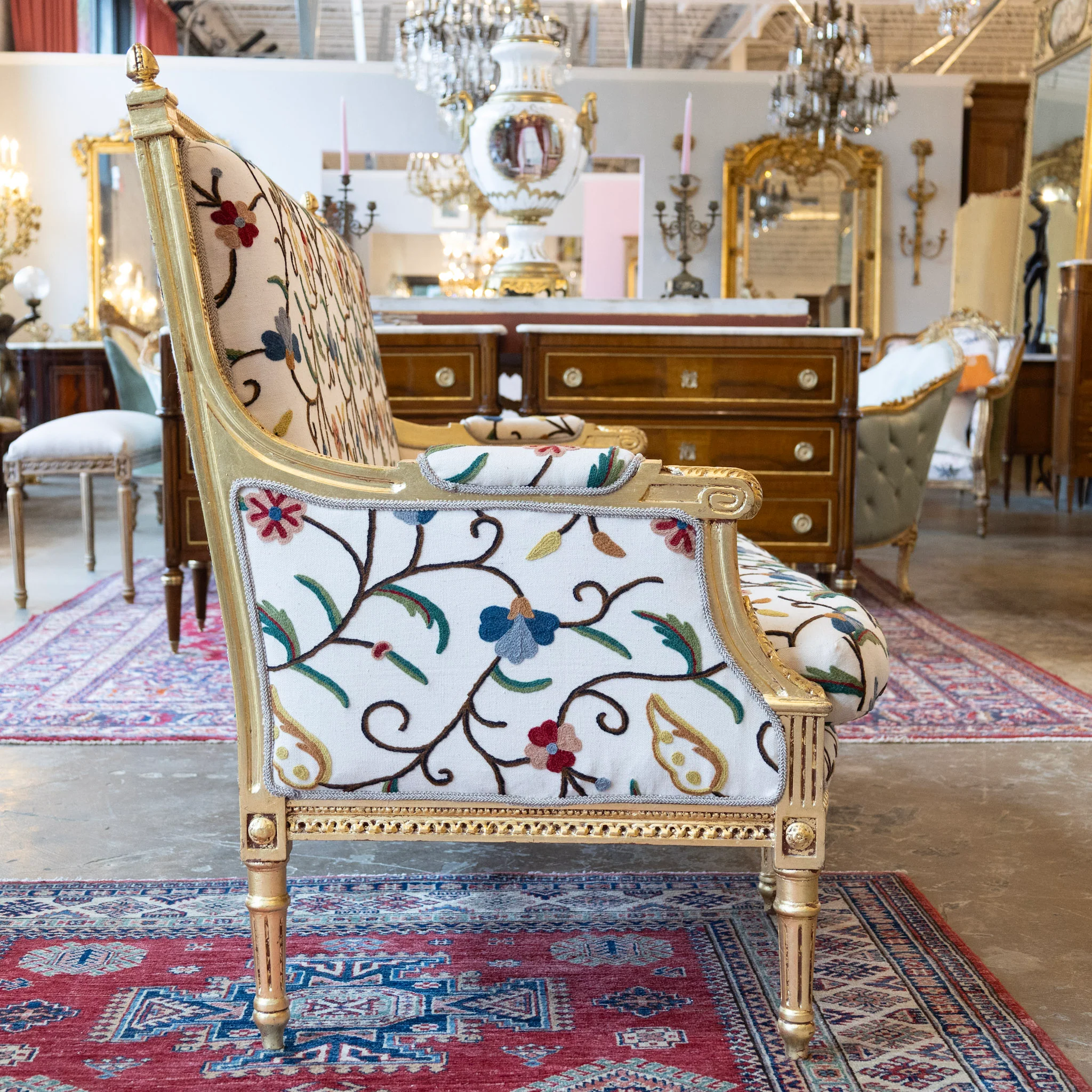 Louis XVI Gilded Settee – White Linen & Embroidered Floral Upholstery - Image 4