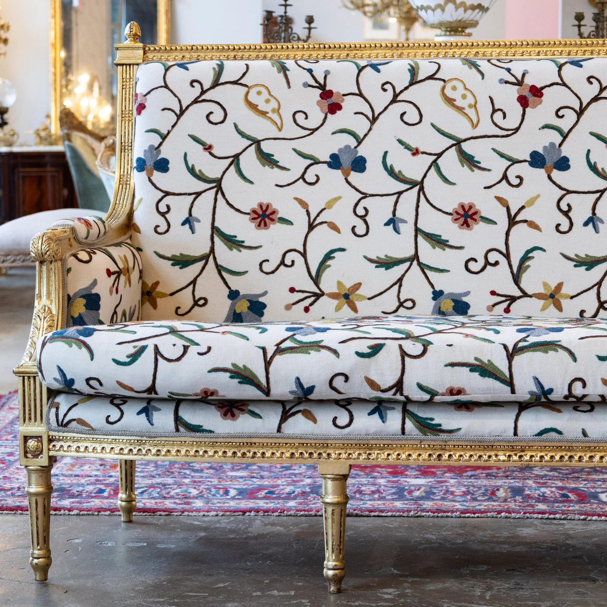 Louis XVI Gilded Settee – White Linen & Embroidered Floral Upholstery - Image 5