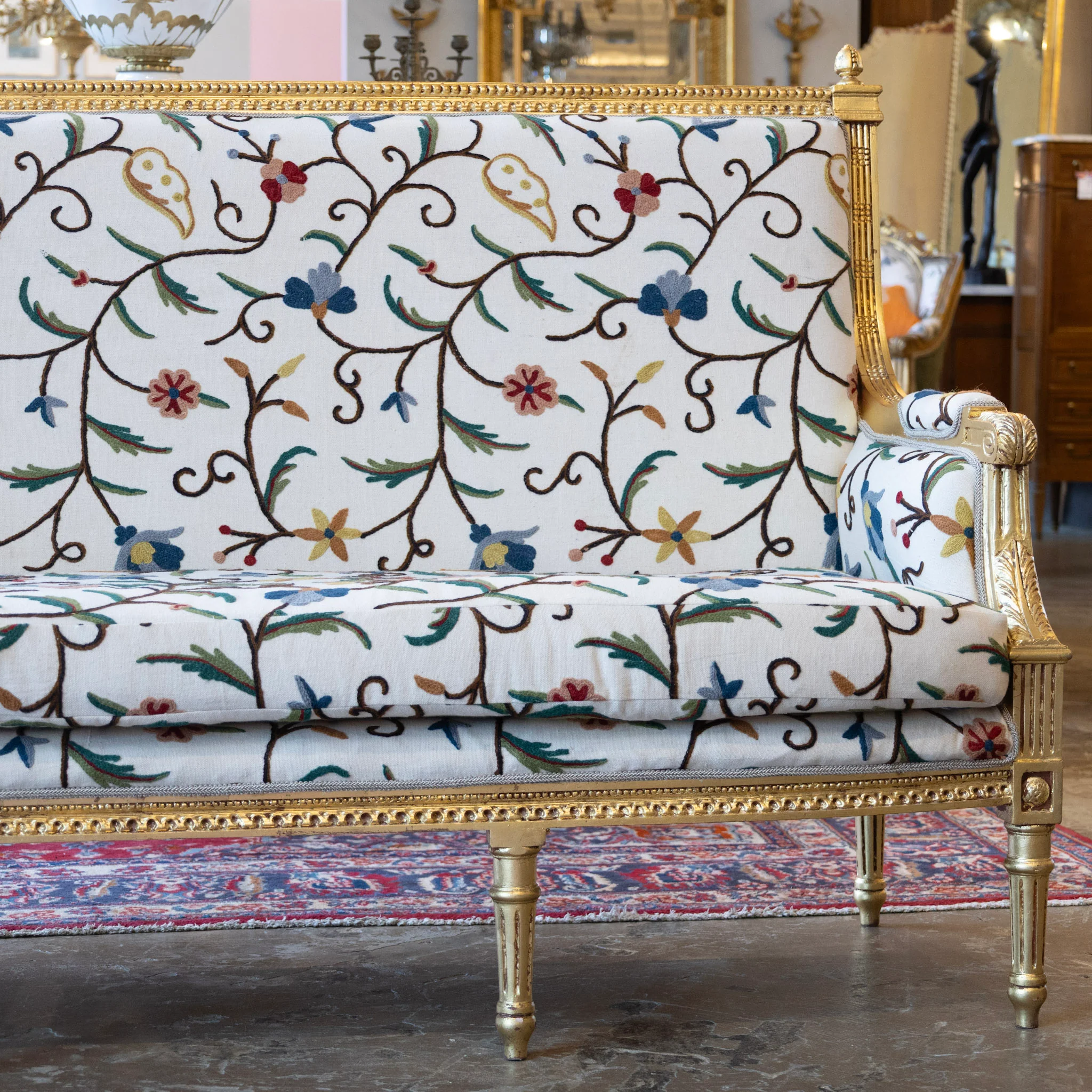 Louis XVI Gilded Settee – White Linen & Embroidered Floral Upholstery - Image 7