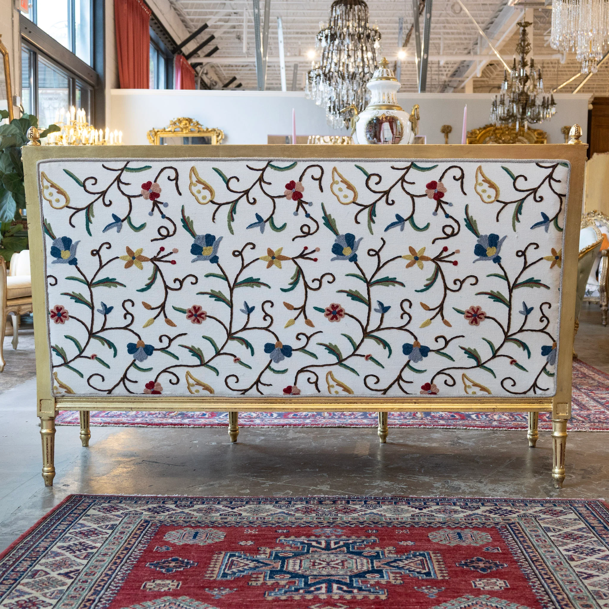 Louis XVI Gilded Settee – White Linen & Embroidered Floral Upholstery - Image 9