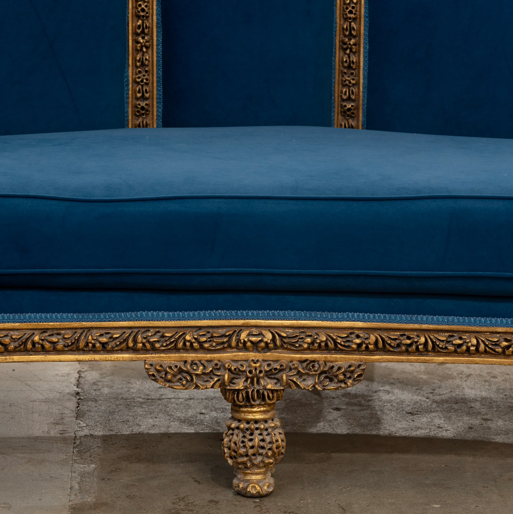 Louis XVI Gilded Sofa – Carved Detailing & Dark Blue Velvet Upholstery - Image 7
