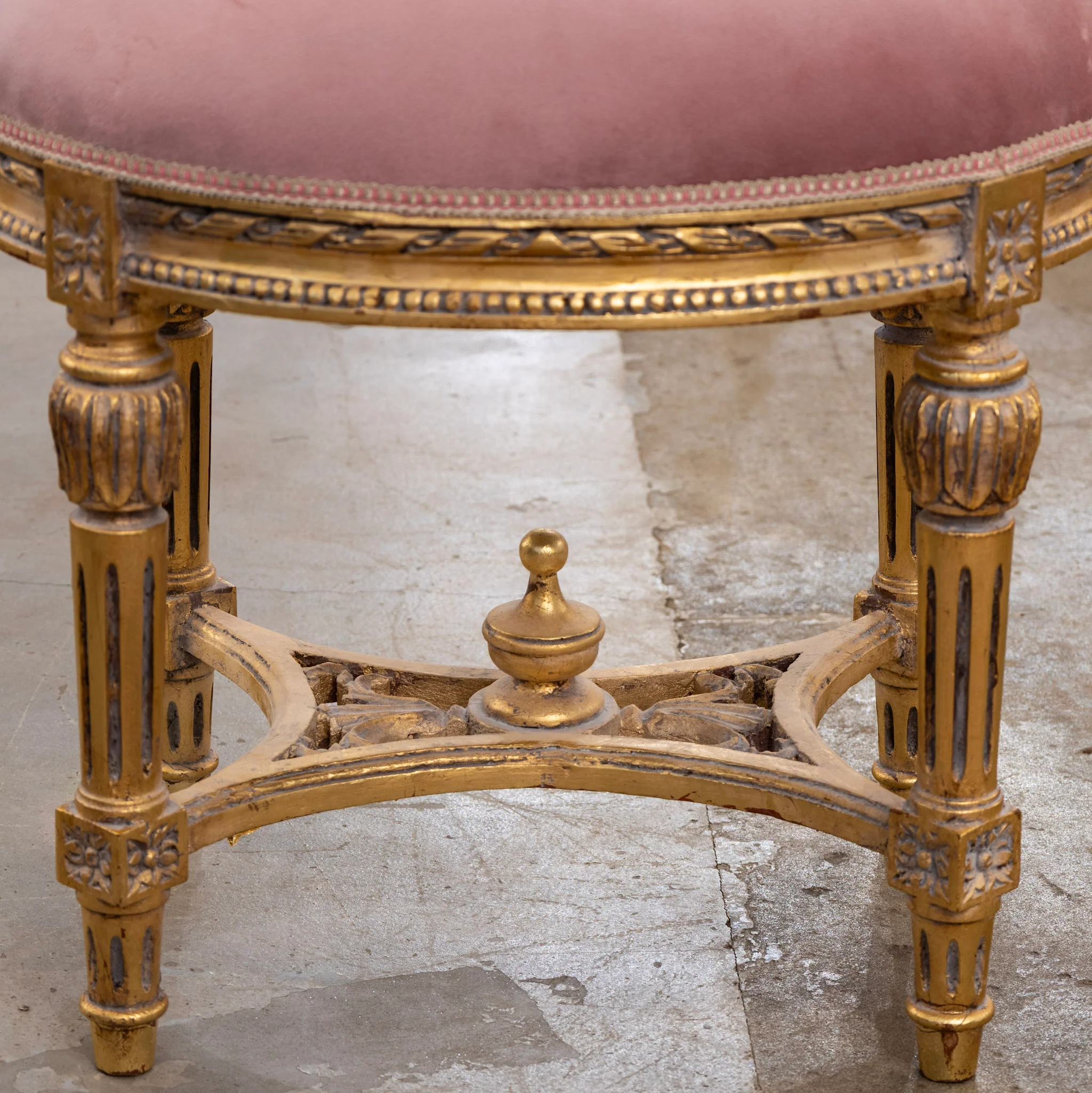 Louis XVI Gilded Round Stool – Pink Velvet Upholstery - Image 4