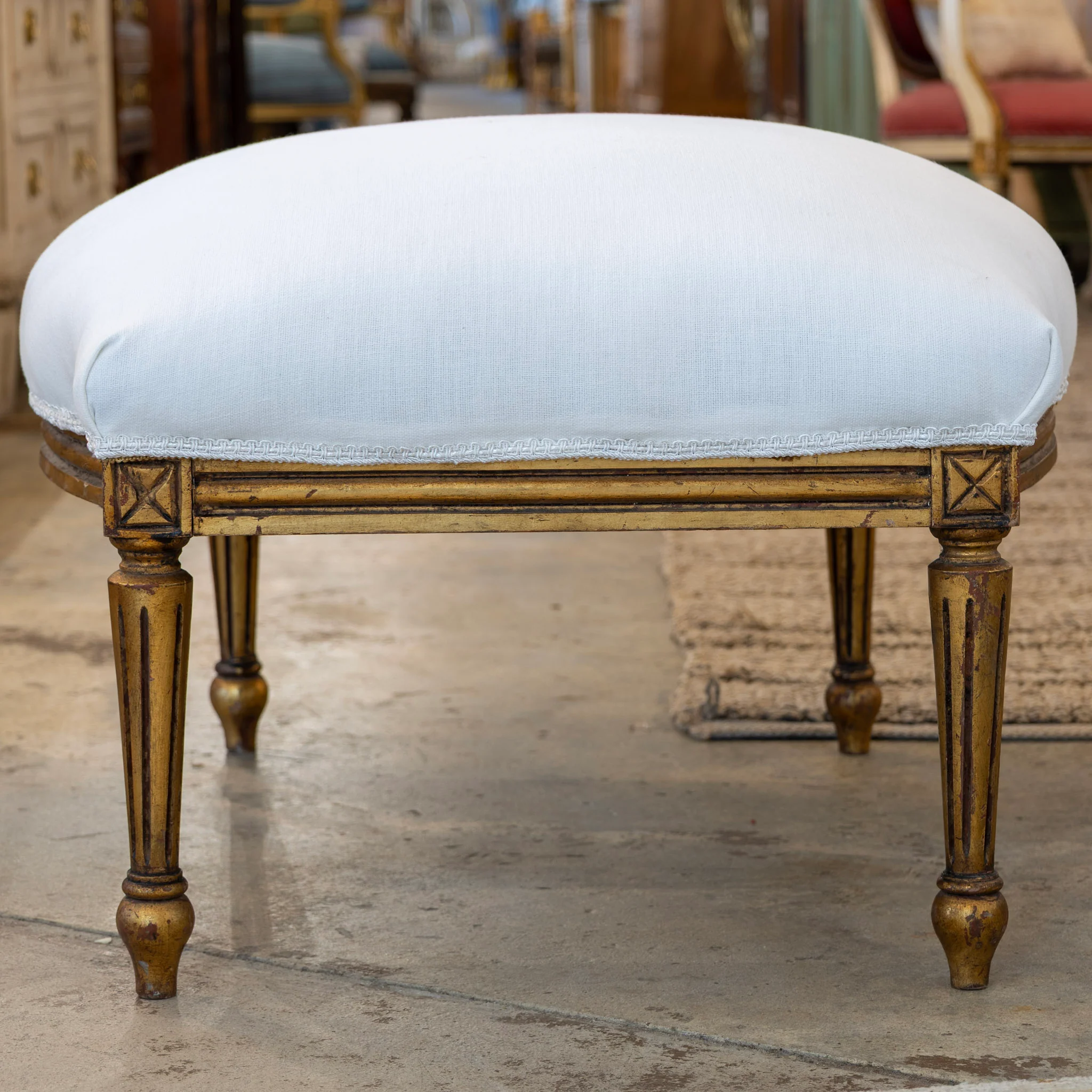 Louis XVI Gold Bench – Curved Trim & White Linen Upholstery - Image 3