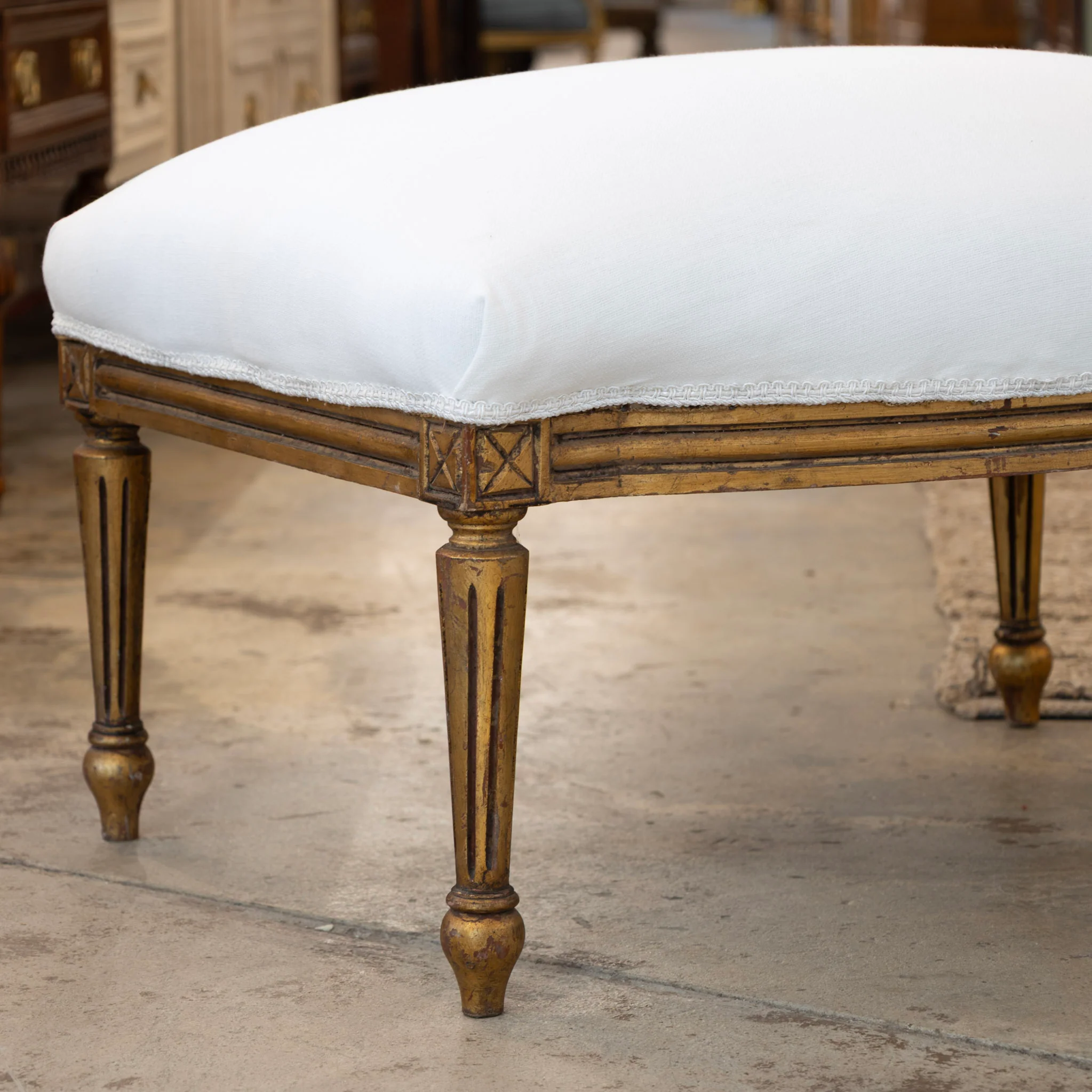 Louis XVI Gold Bench – Curved Trim & White Linen Upholstery - Image 4
