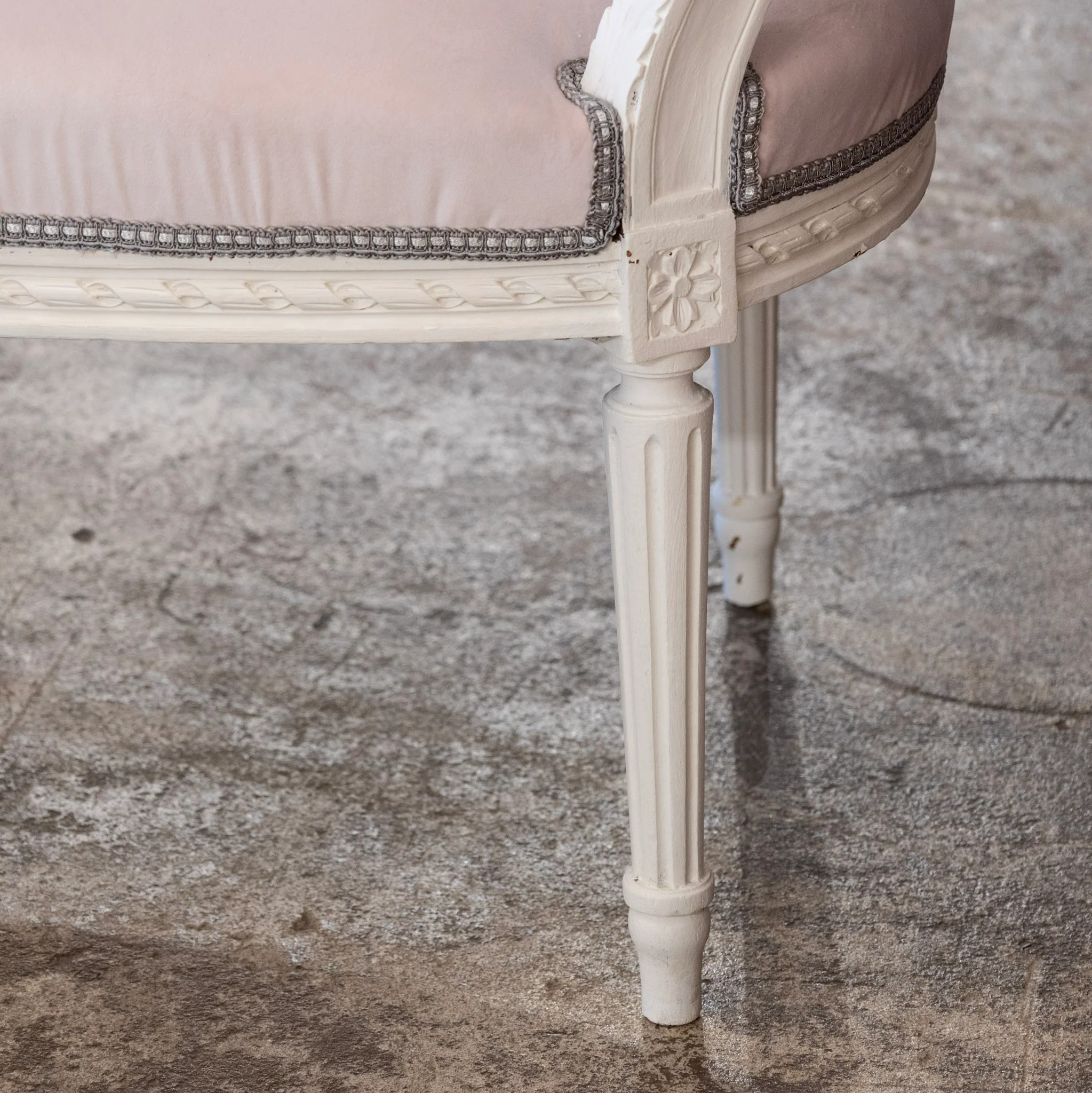 Louis XVI Petite Settee – White Frame & Baby Pink Velvet Upholstery - Image 4