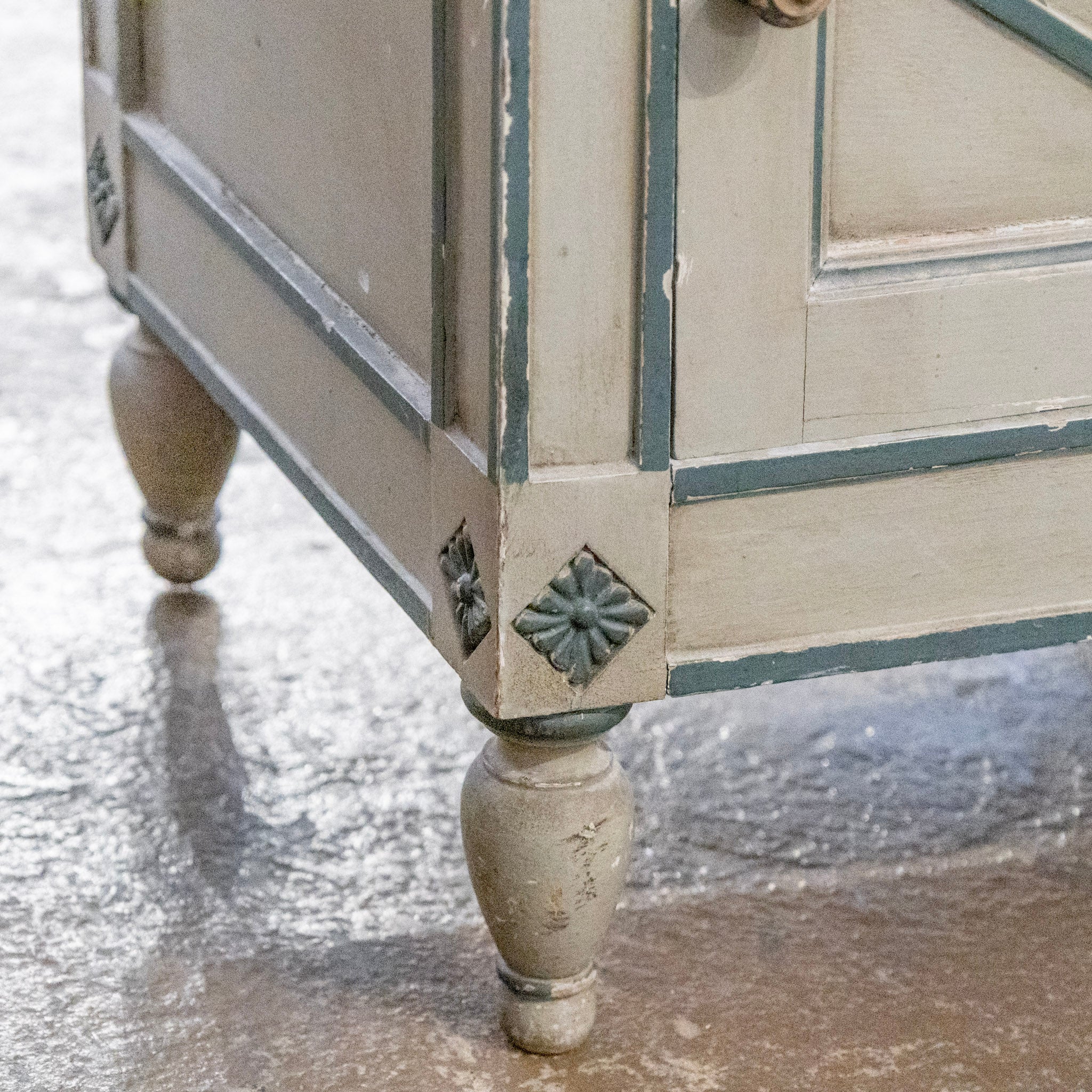 Louis XVI Side Table with Shelf – Marble Top & Fluted Legs in Green - Image 8