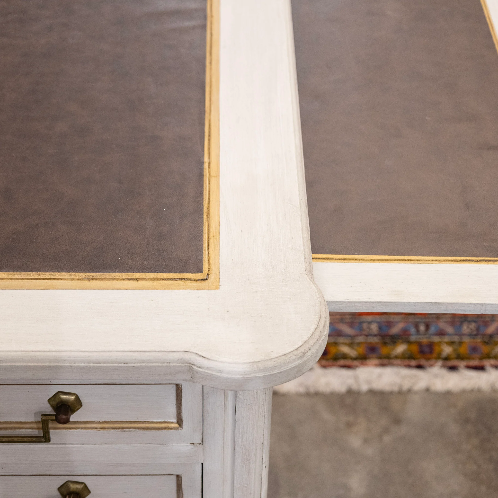 Louis XVI White Painted Desk with Gold Trim – Brown Leather Top & Slide-Out Panels - Image 4