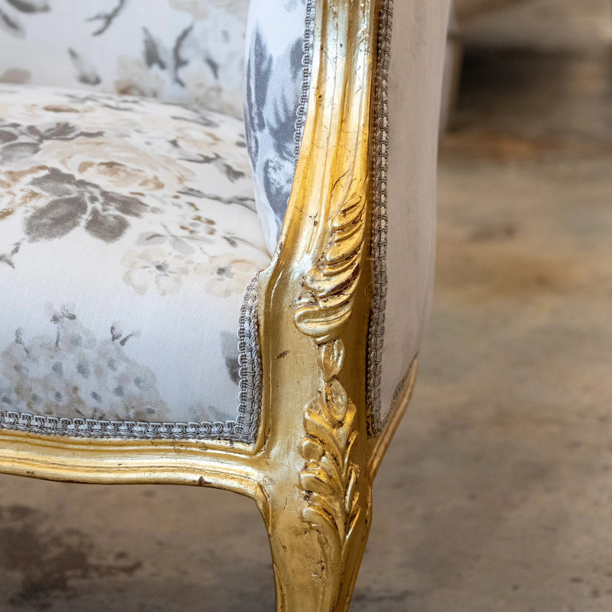 Pair of Louis XV Bergère Chairs – Gilded Frame & Floral Linen Upholstery - Image 5