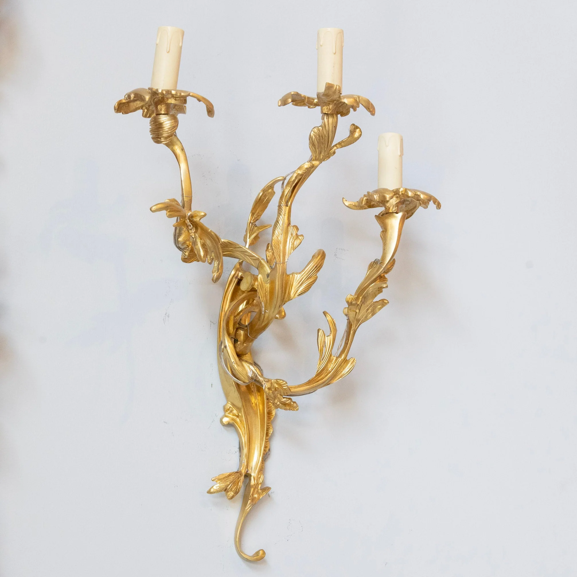 Louis XV Gilded Sconce – Bright Gold with Leaf Carved Frame - Image 2
