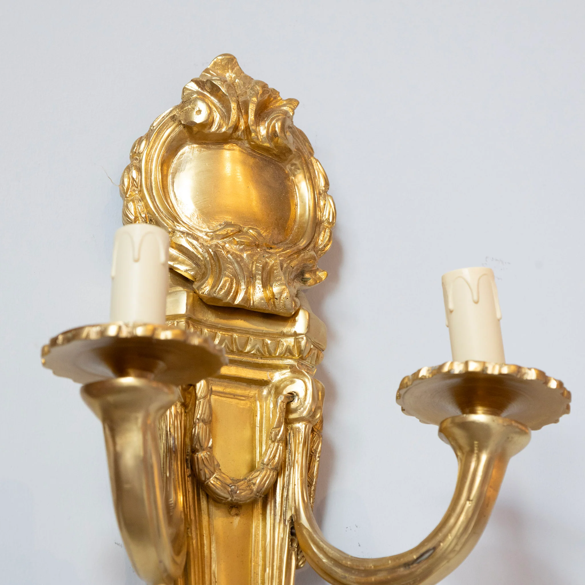 Pair of Louis XVI Gilded Wall Sconces – Carved Crest in Bright Gold - Image 3