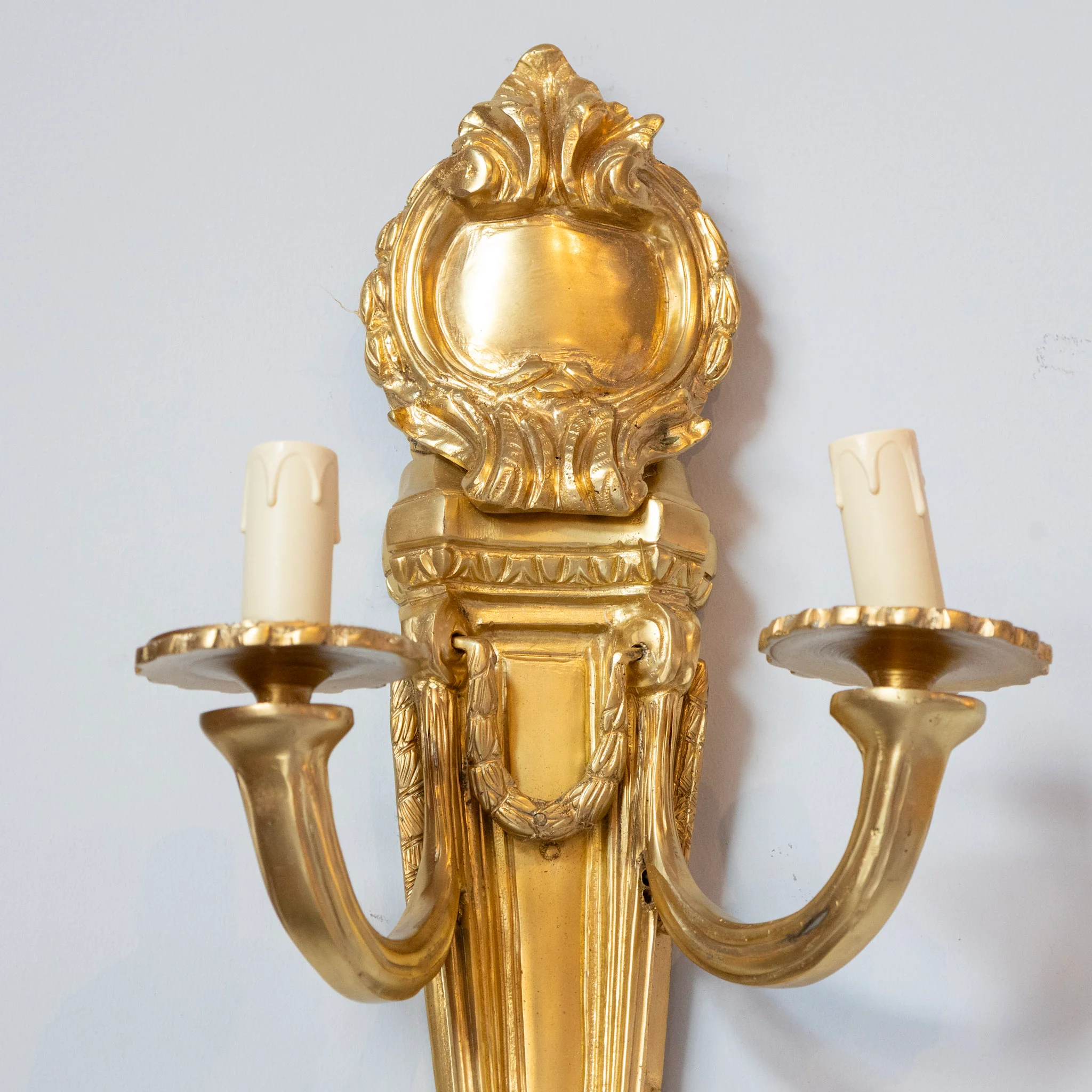 Pair of Louis XVI Gilded Wall Sconces – Carved Crest in Bright Gold - Image 4