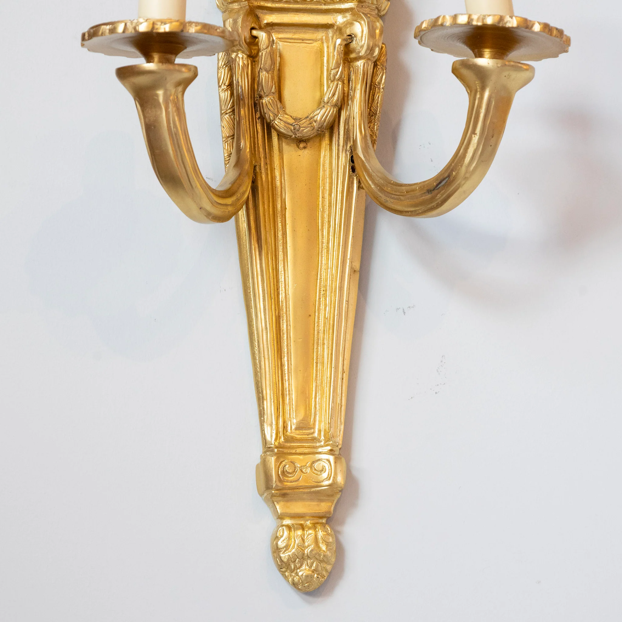 Pair of Louis XVI Gilded Wall Sconces – Carved Crest in Bright Gold - Image 5