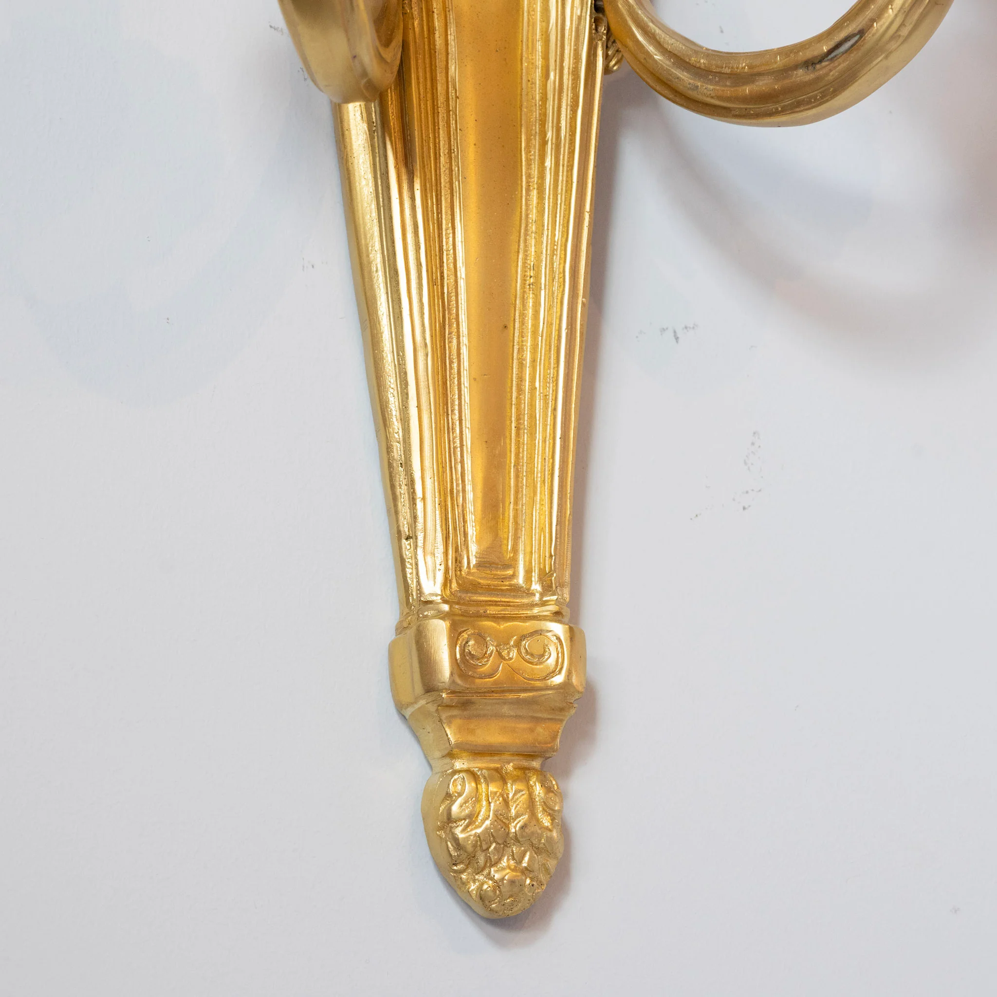 Pair of Louis XVI Gilded Wall Sconces – Carved Crest in Bright Gold - Image 6