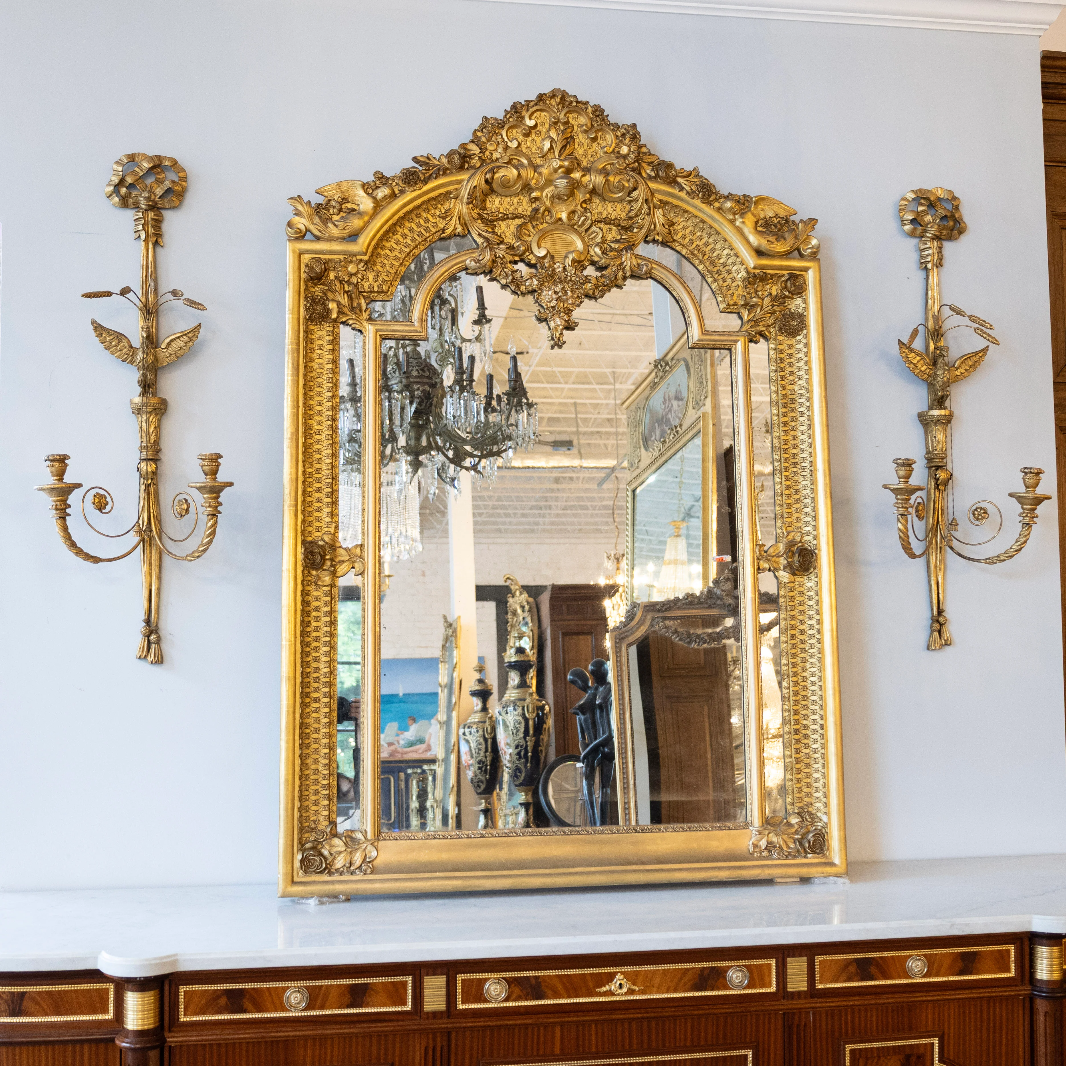 Pair of Louis XVI Gilded Wall Sconces – Carved Ribbon Crest & Eagle Motif - Image 4