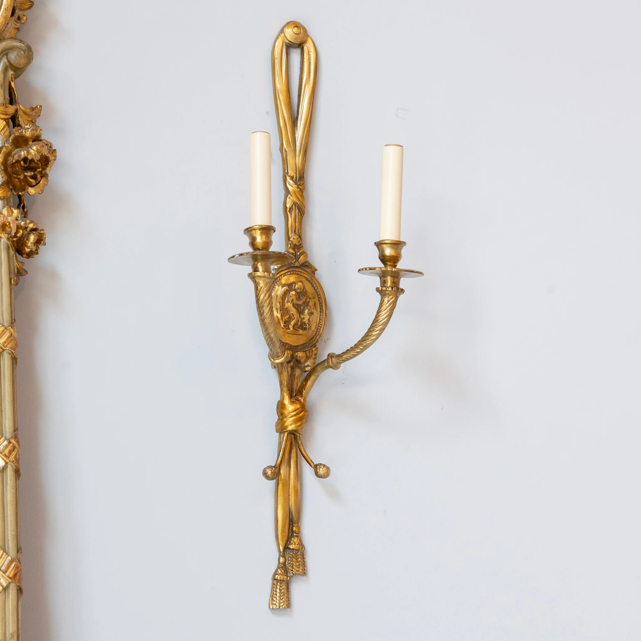 Pair of Louis XVI Gilded Wall Sconces – Ribbon Frame & Neoclassical Portrait